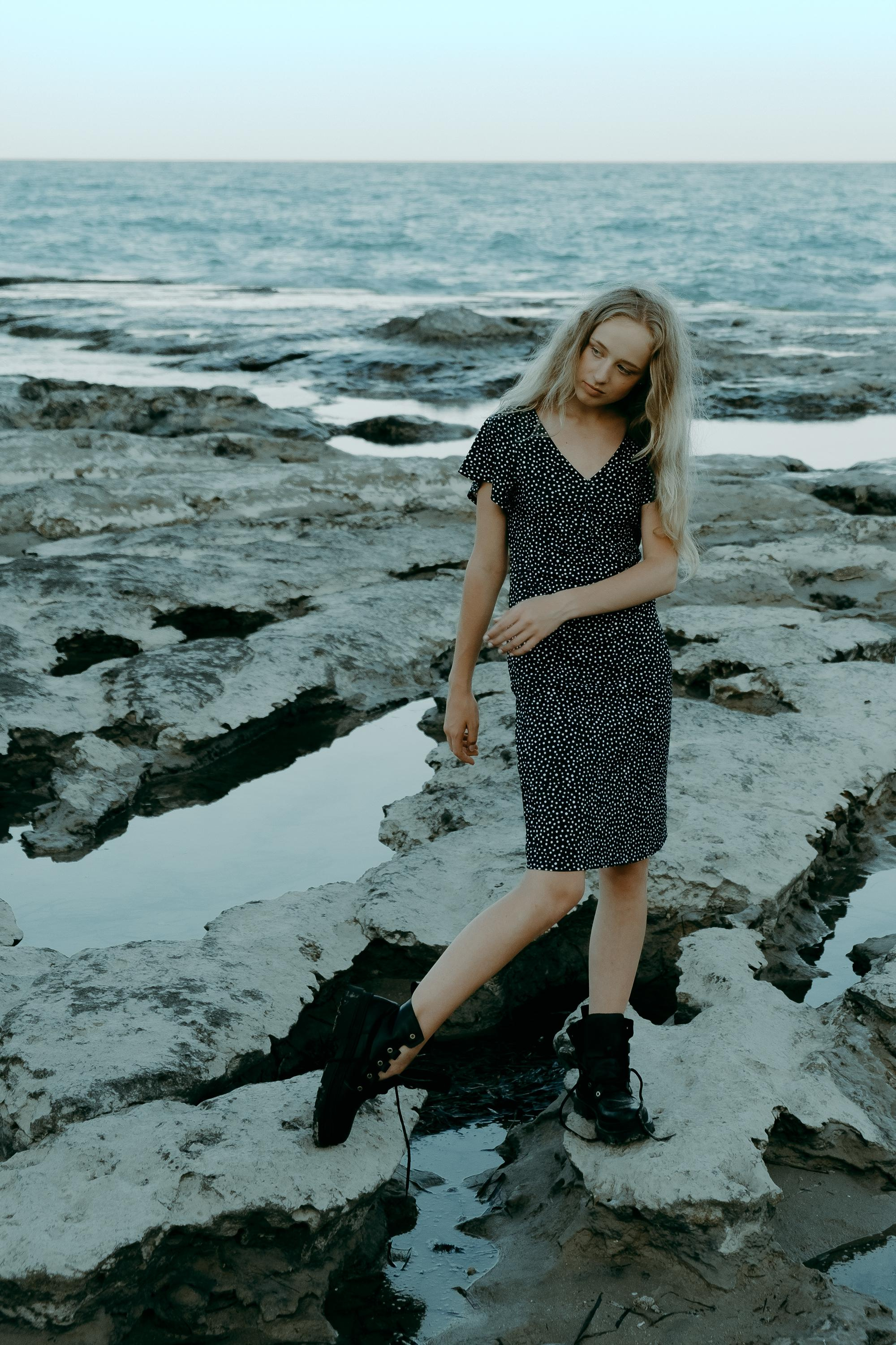 Anastasia. Атмосферная фотосессия на каменистом пляже для юной модели