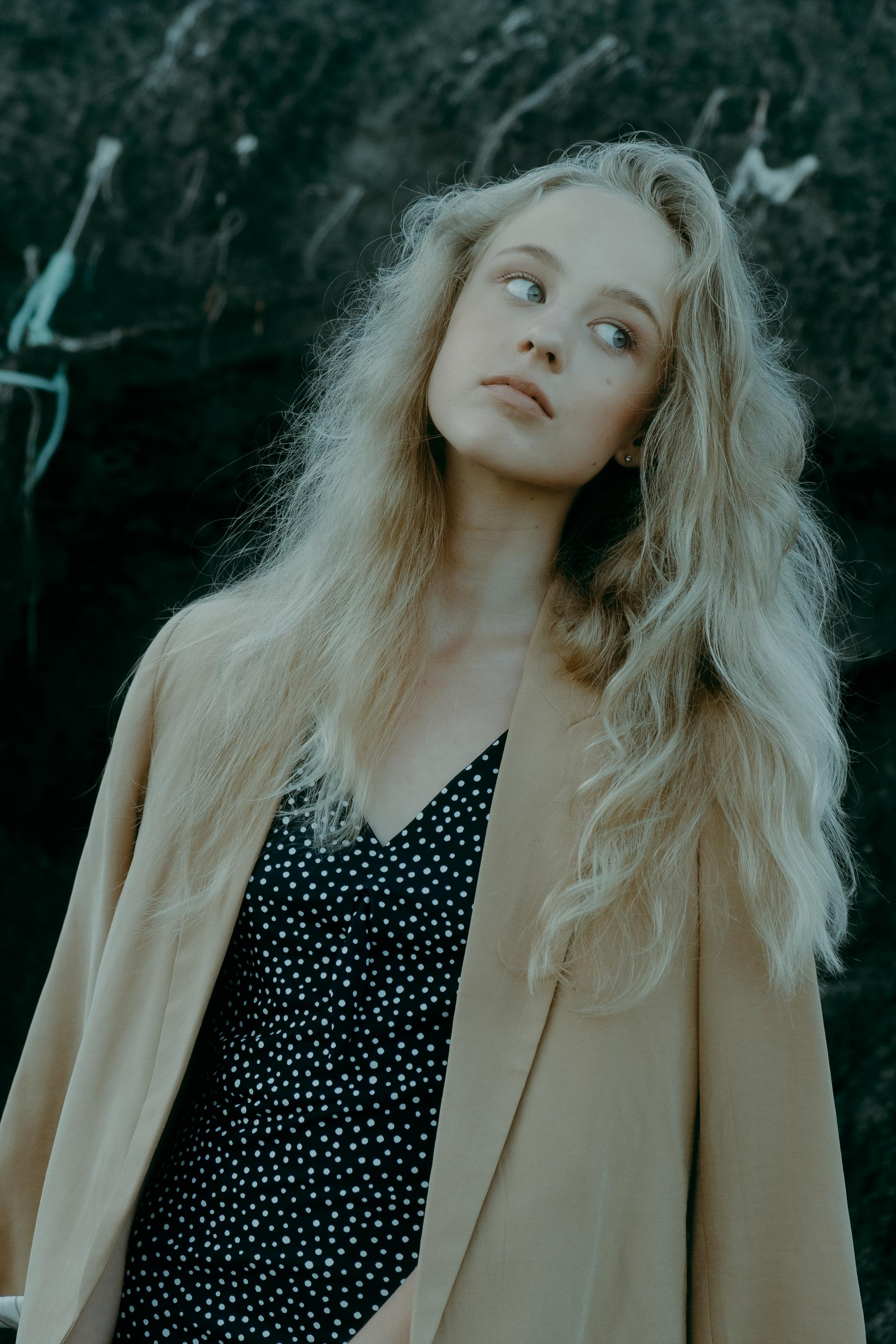 Anastasia. Атмосферная фотосессия на каменистом пляже для юной модели