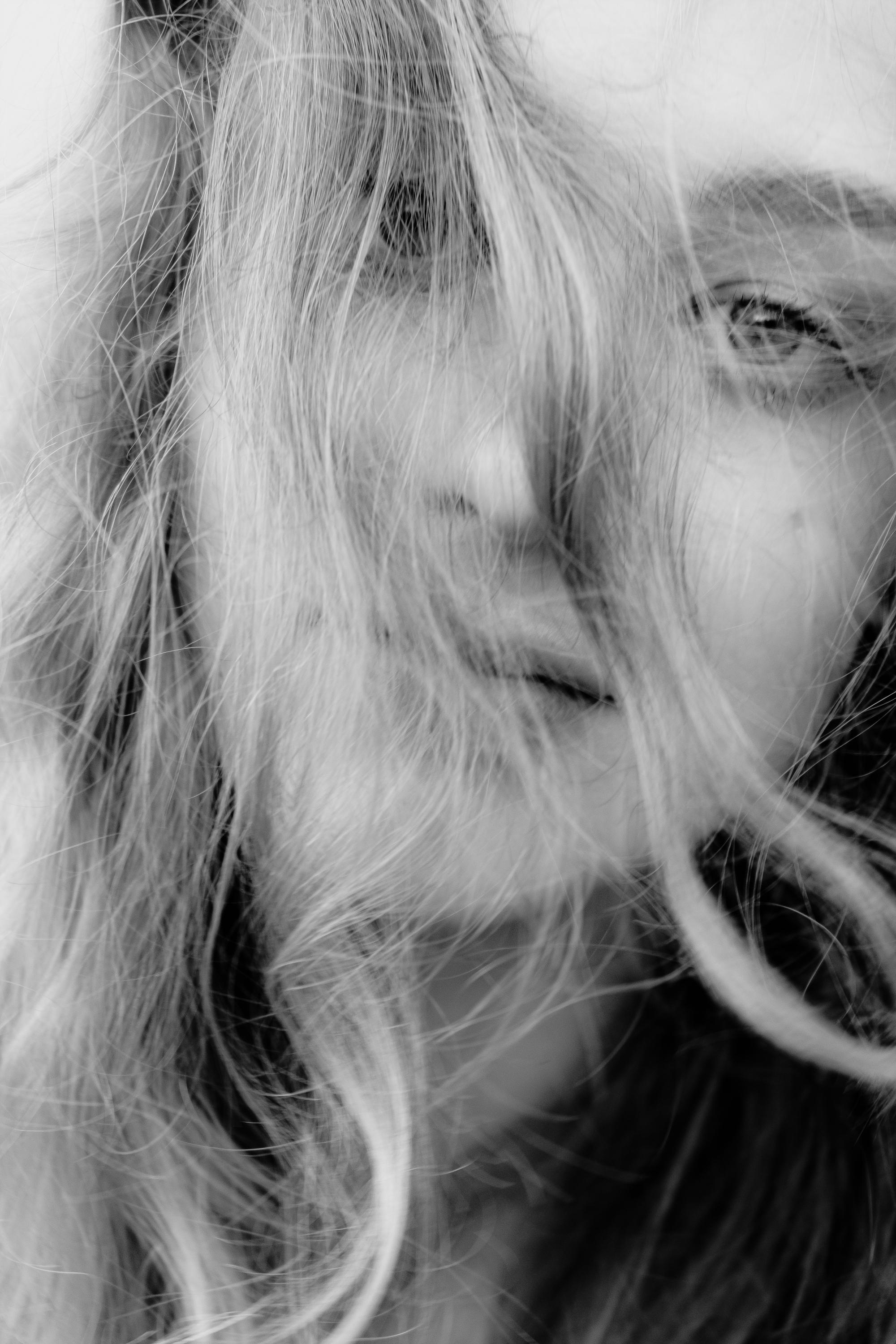 Anastasia. Атмосферная фотосессия на каменистом пляже для юной модели