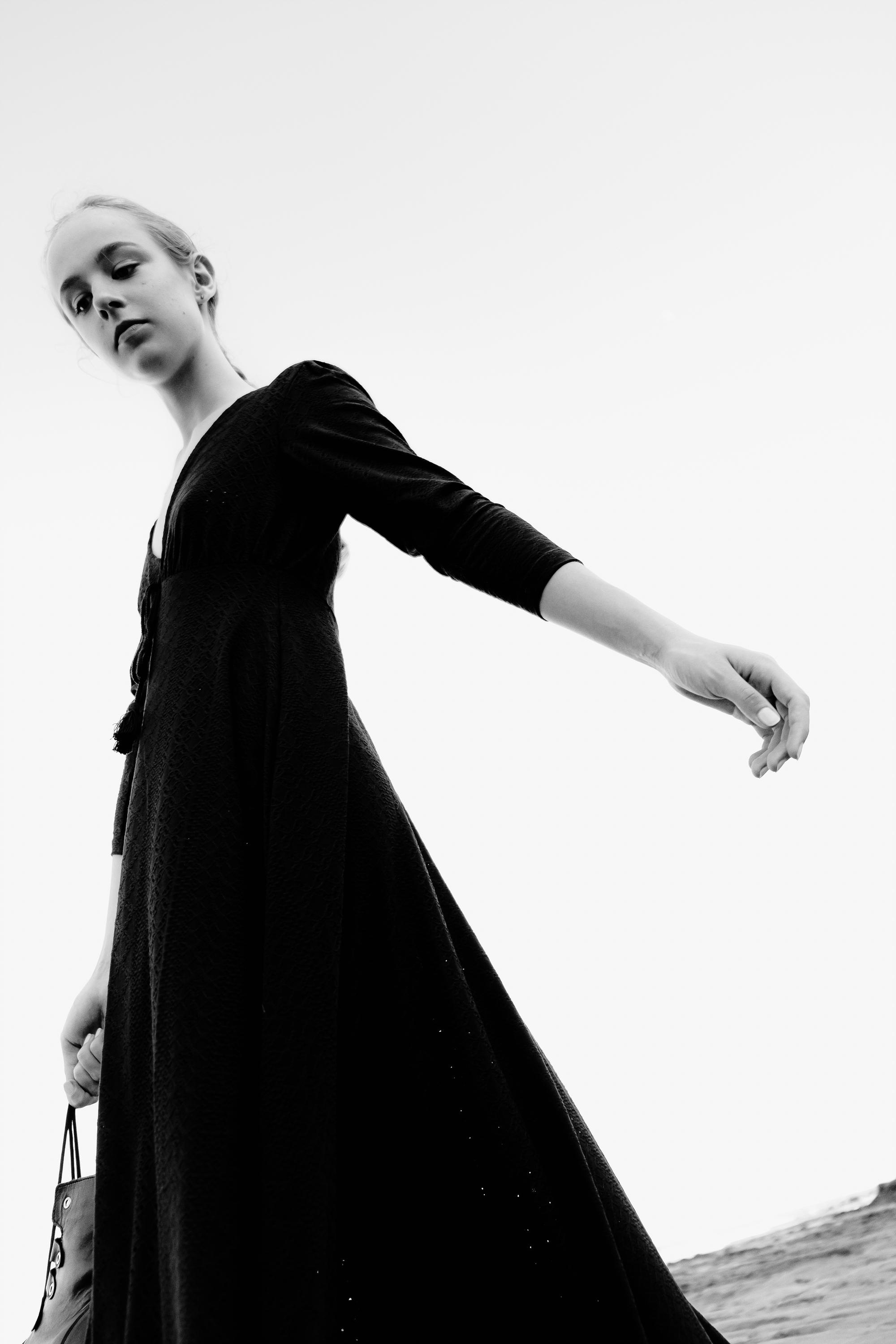 Anastasia. Атмосферная фотосессия на каменистом пляже для юной модели