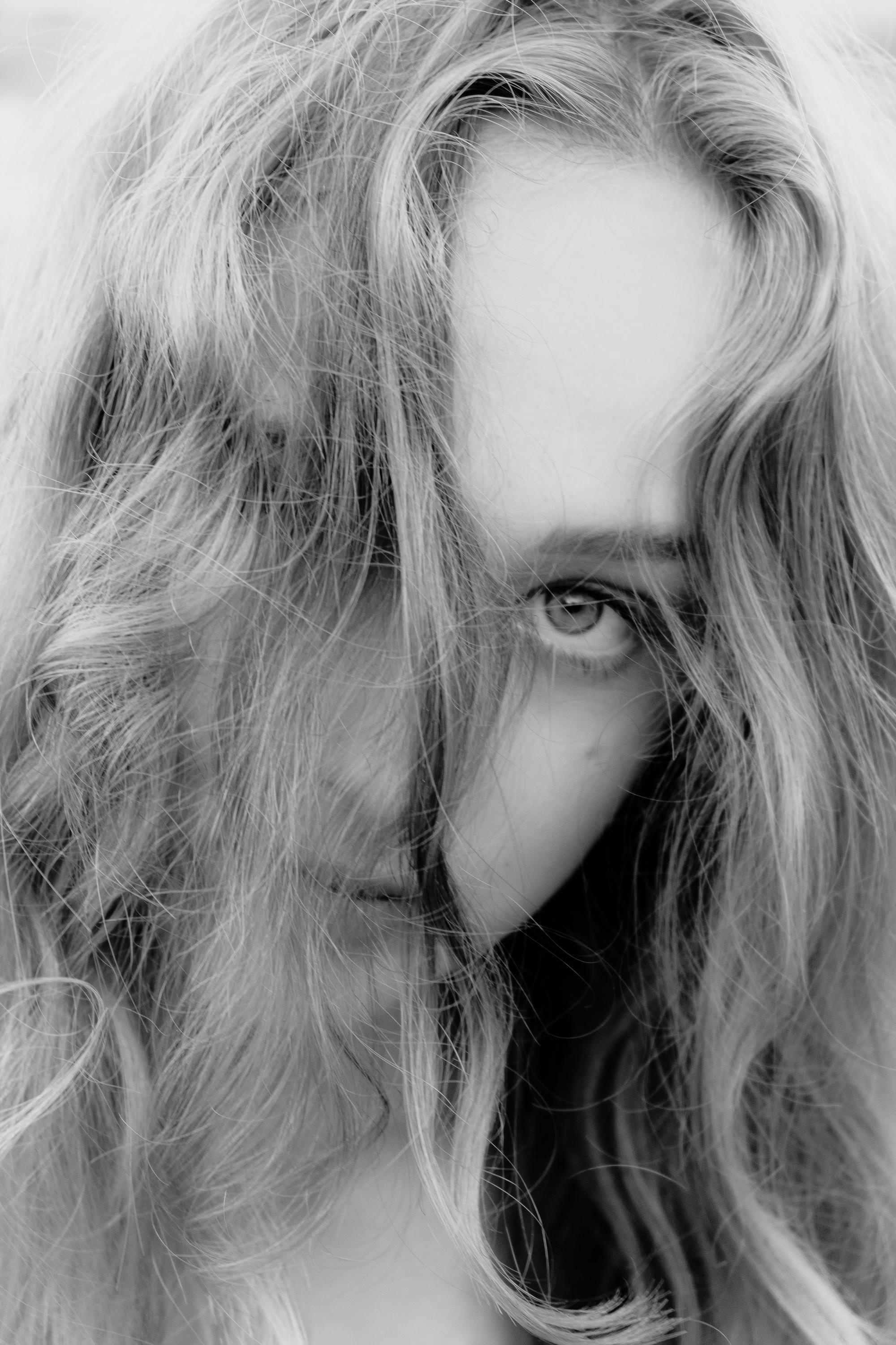 Anastasia. Атмосферная фотосессия на каменистом пляже для юной модели