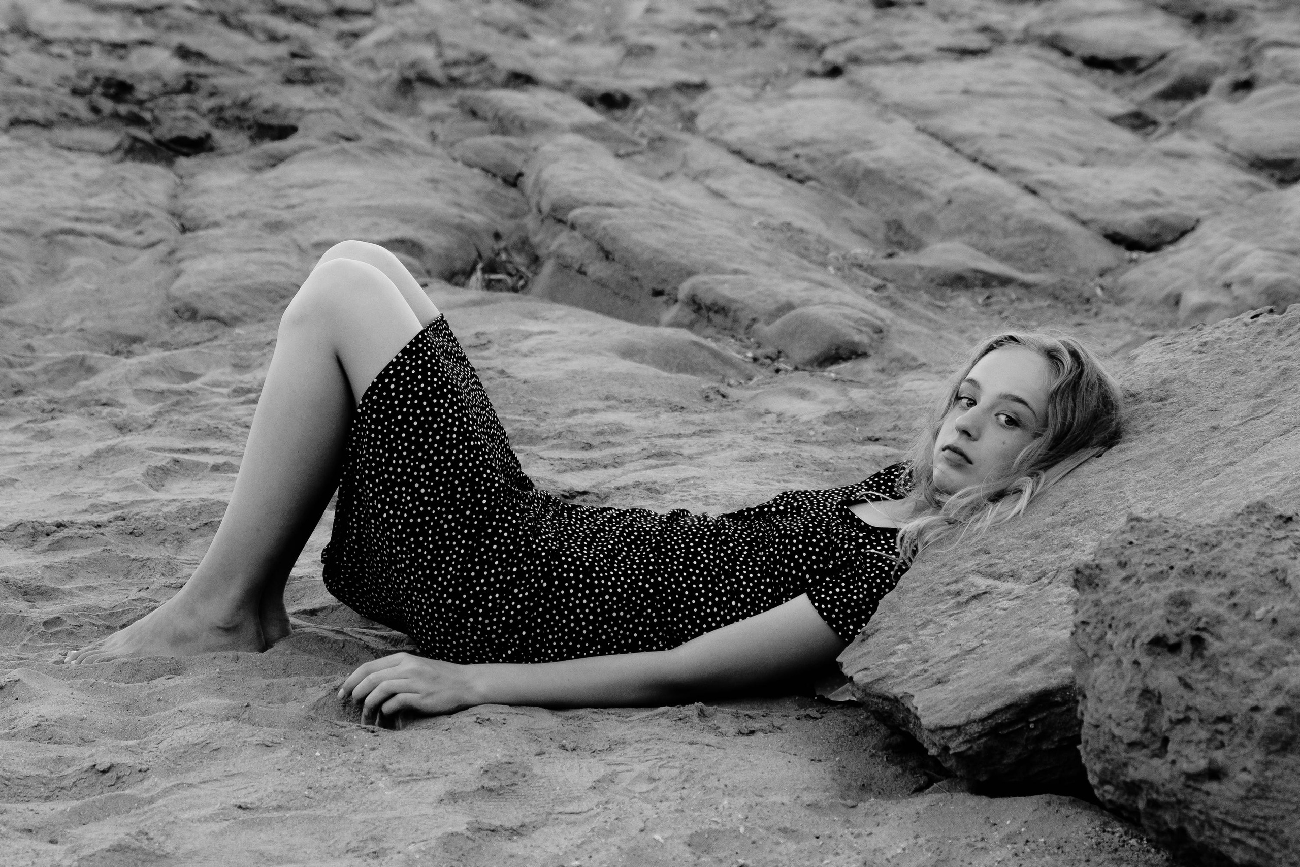 Anastasia. Атмосферная фотосессия на каменистом пляже для юной модели