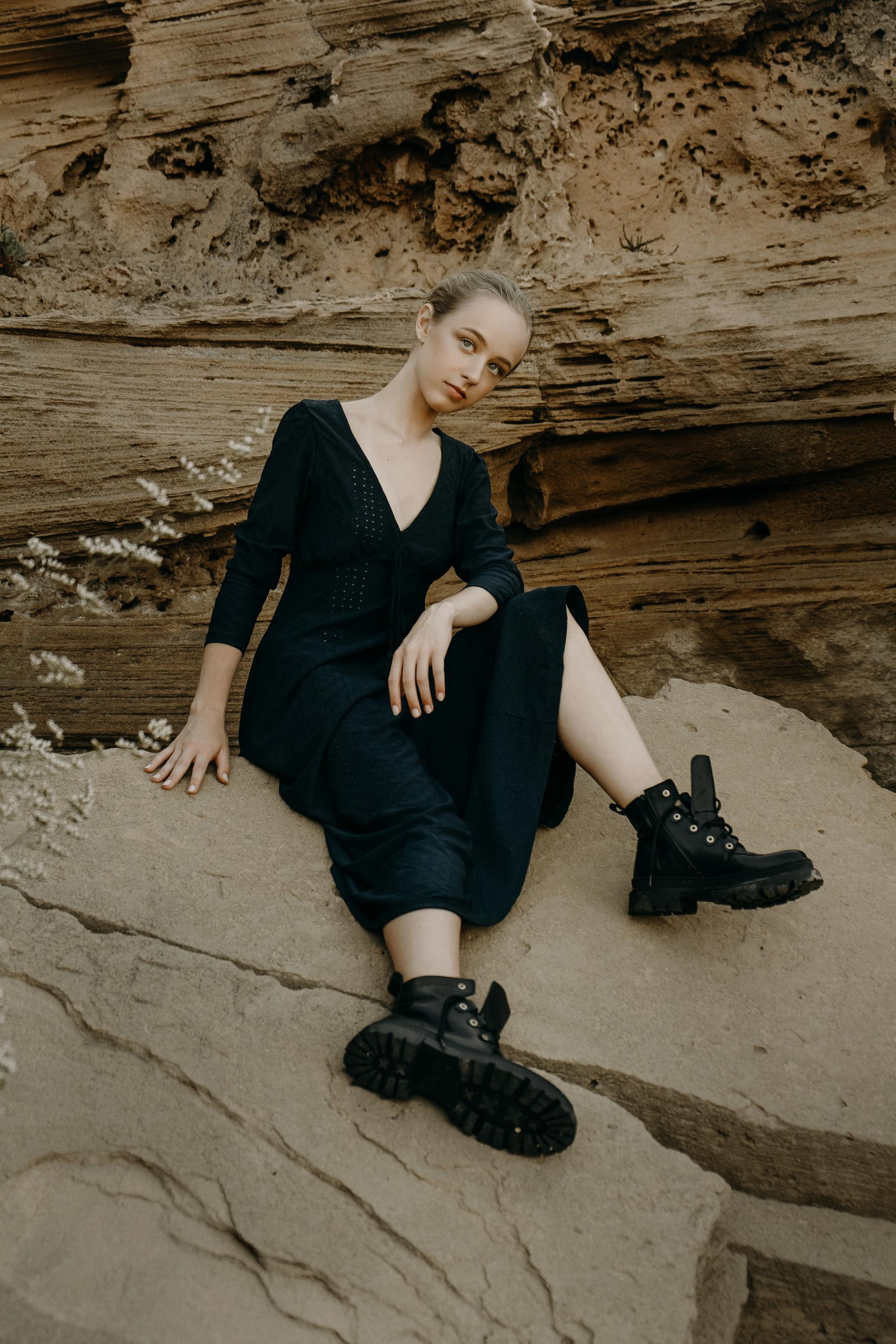 Anastasia. Атмосферная фотосессия на каменистом пляже для юной модели