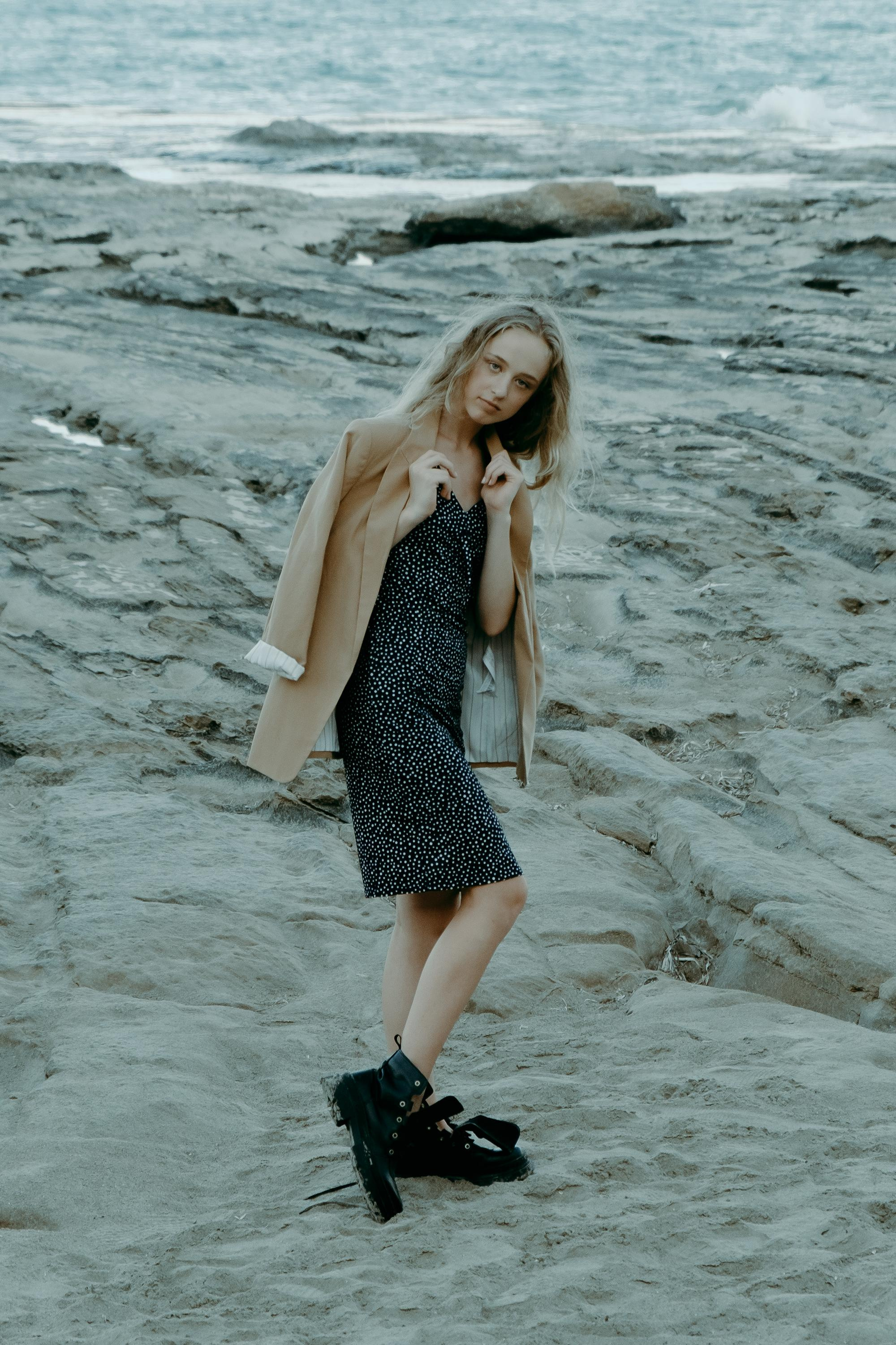 Anastasia. Атмосферная фотосессия на каменистом пляже для юной модели