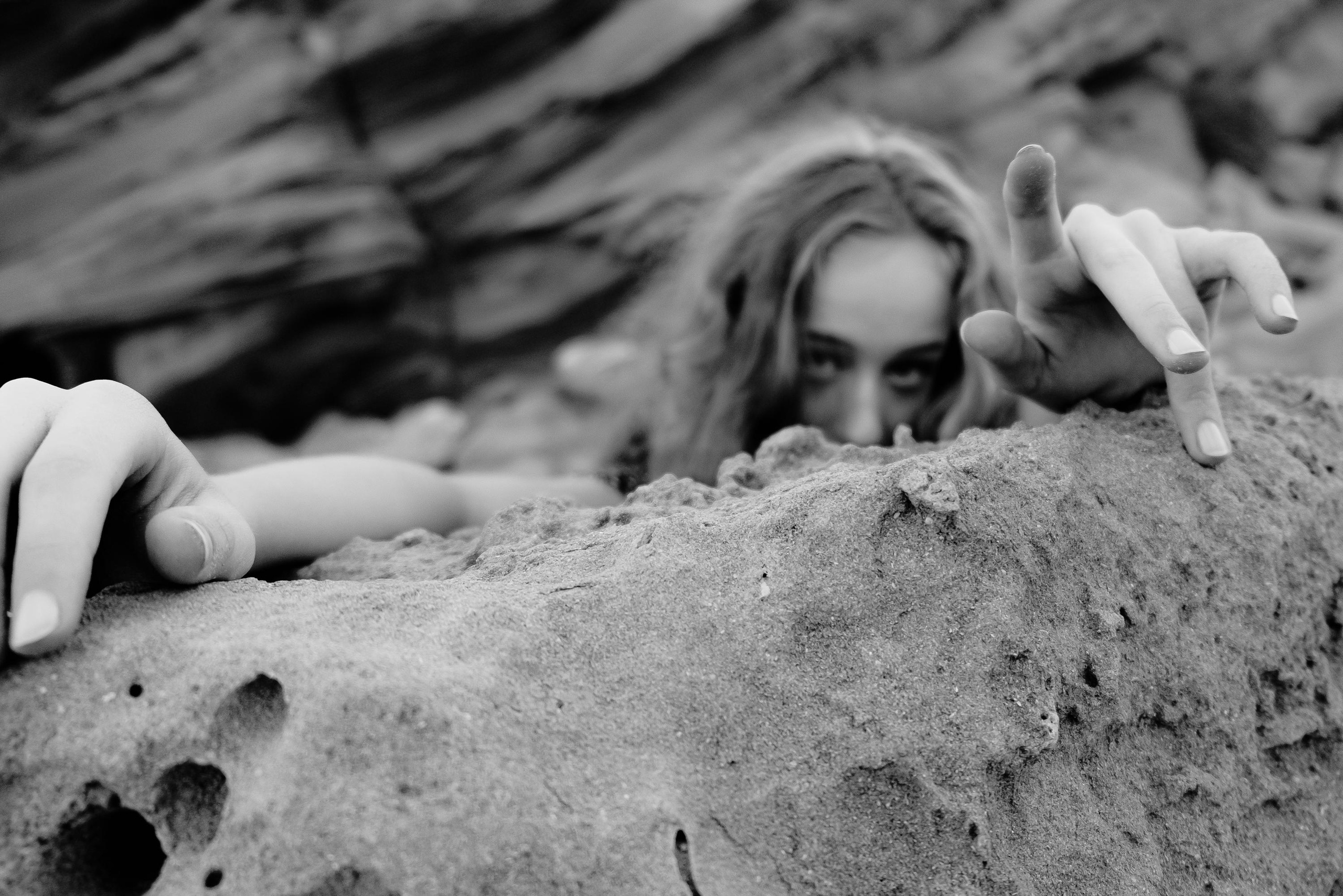 Anastasia. Атмосферная фотосессия на каменистом пляже для юной модели