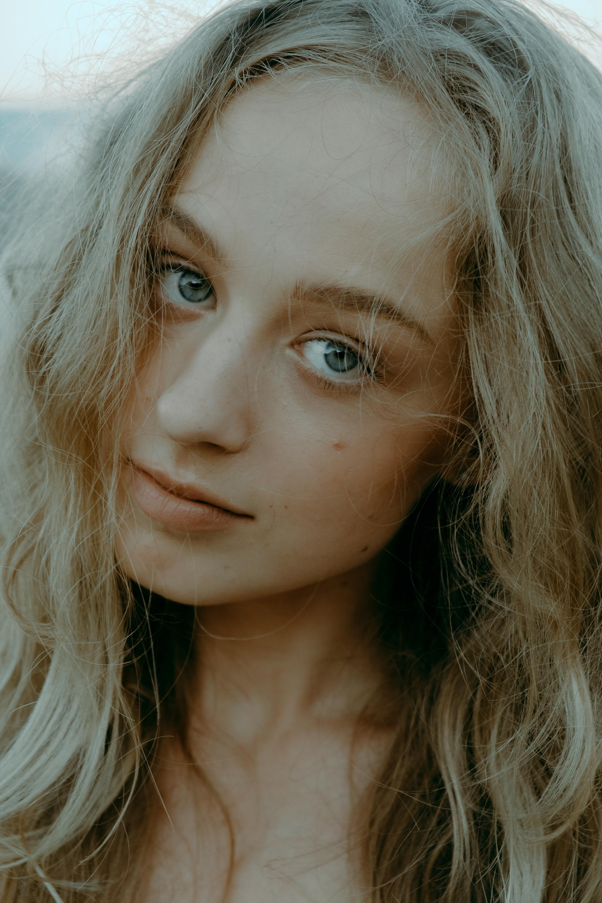 Anastasia. Атмосферная фотосессия на каменистом пляже для юной модели