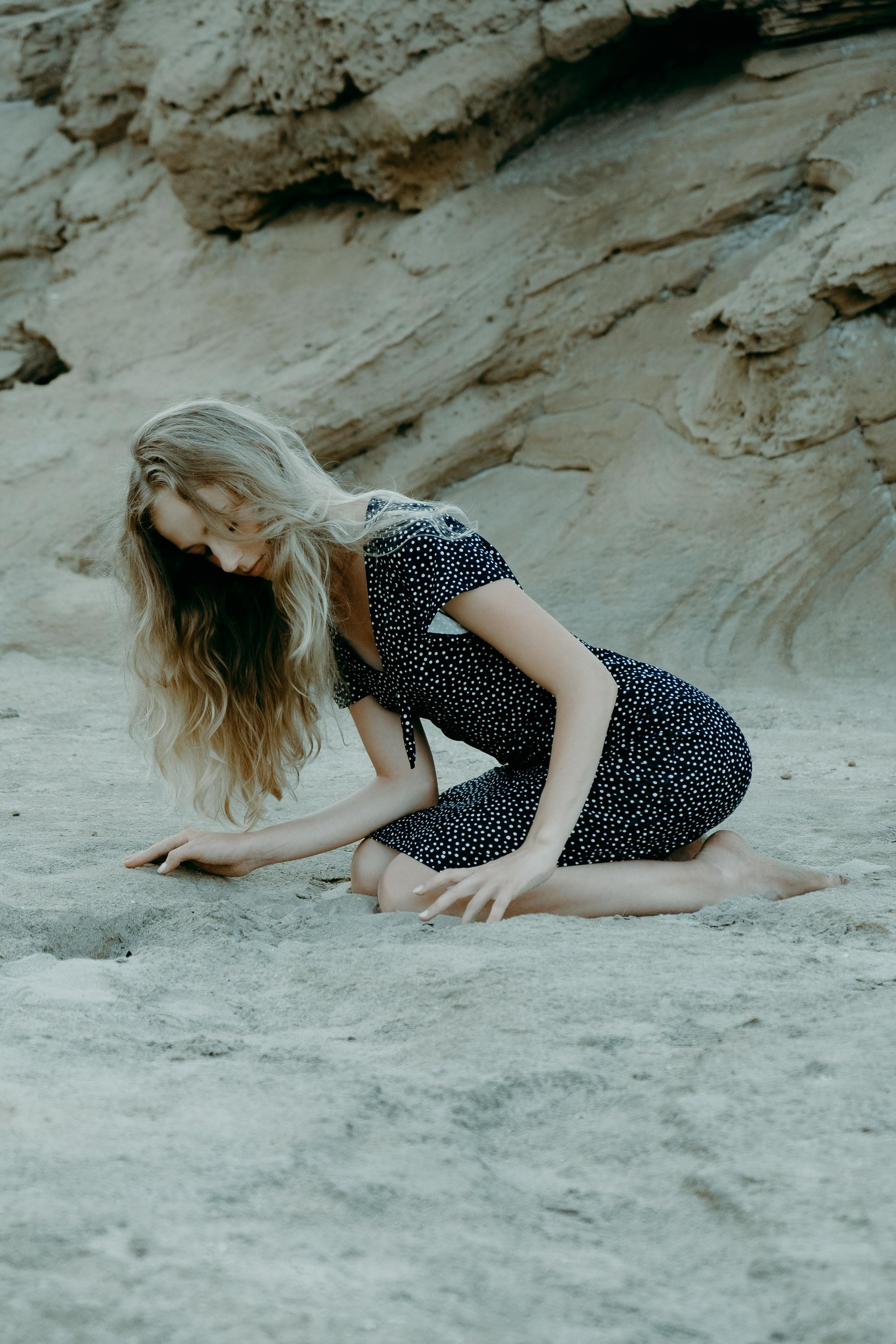 Anastasia. Атмосферная фотосессия на каменистом пляже для юной модели