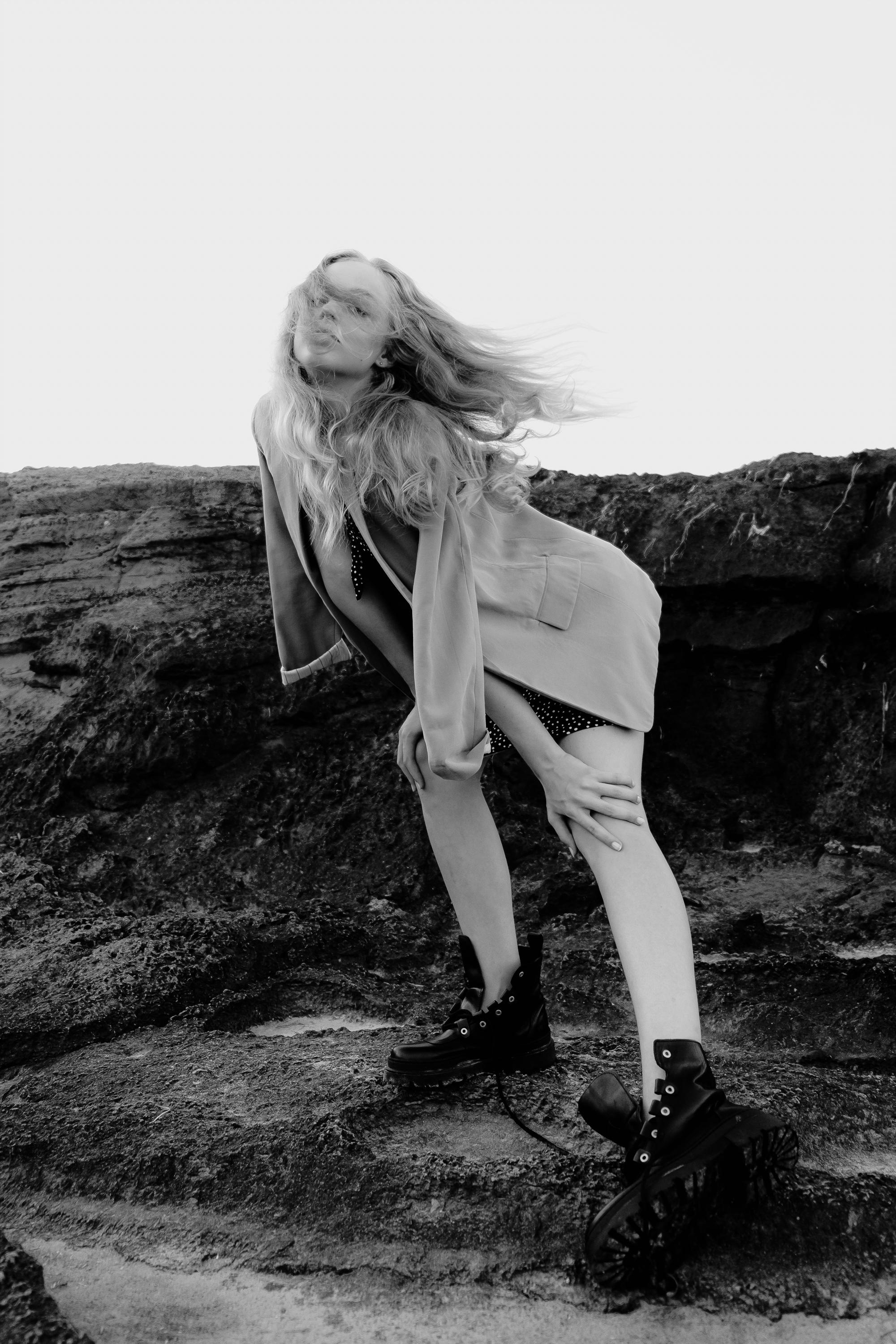 Anastasia. Атмосферная фотосессия на каменистом пляже для юной модели