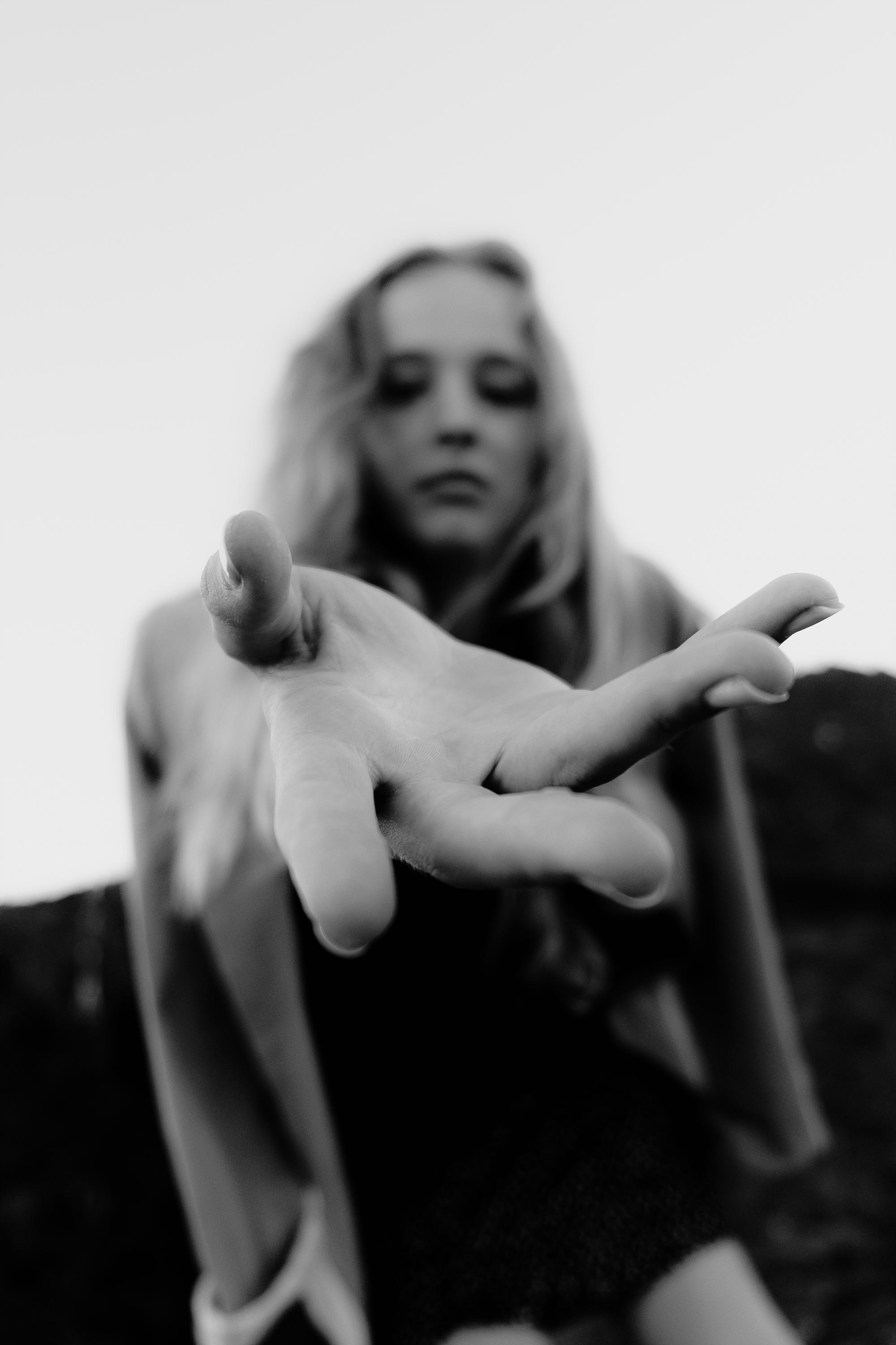 Anastasia. Атмосферная фотосессия на каменистом пляже для юной модели