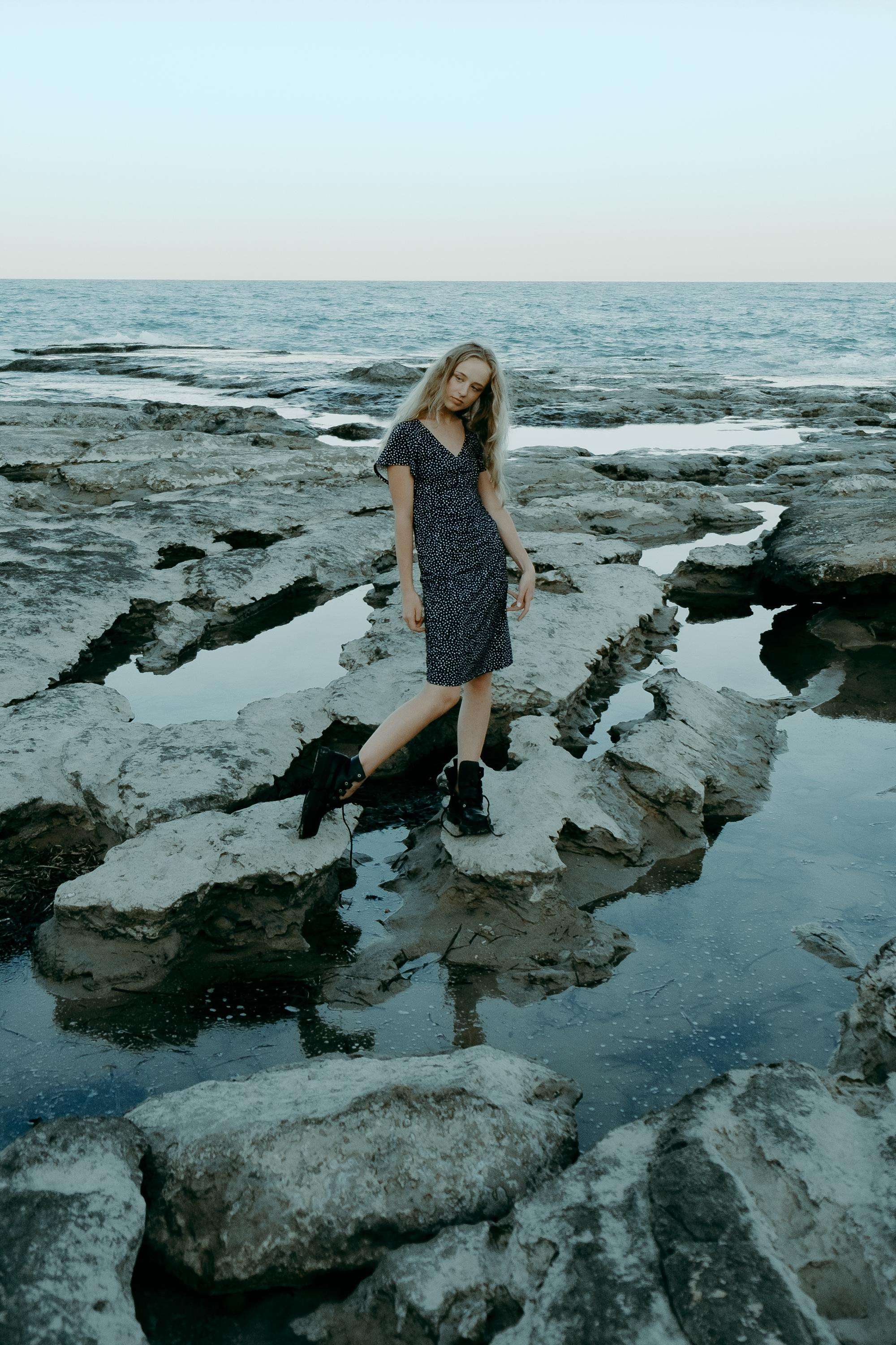 Anastasia. Атмосферная фотосессия на каменистом пляже для юной модели