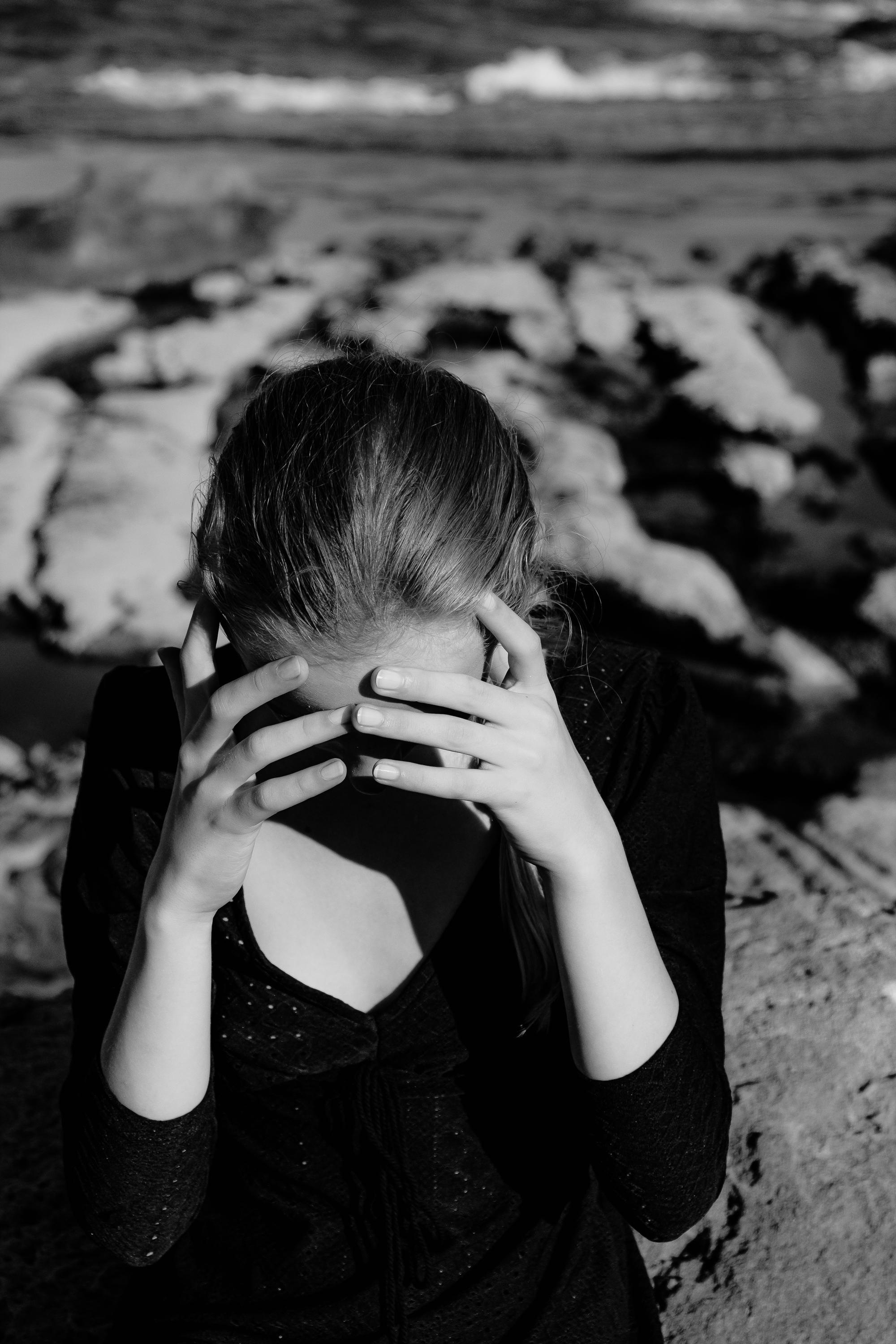 Anastasia. Атмосферная фотосессия на каменистом пляже для юной модели