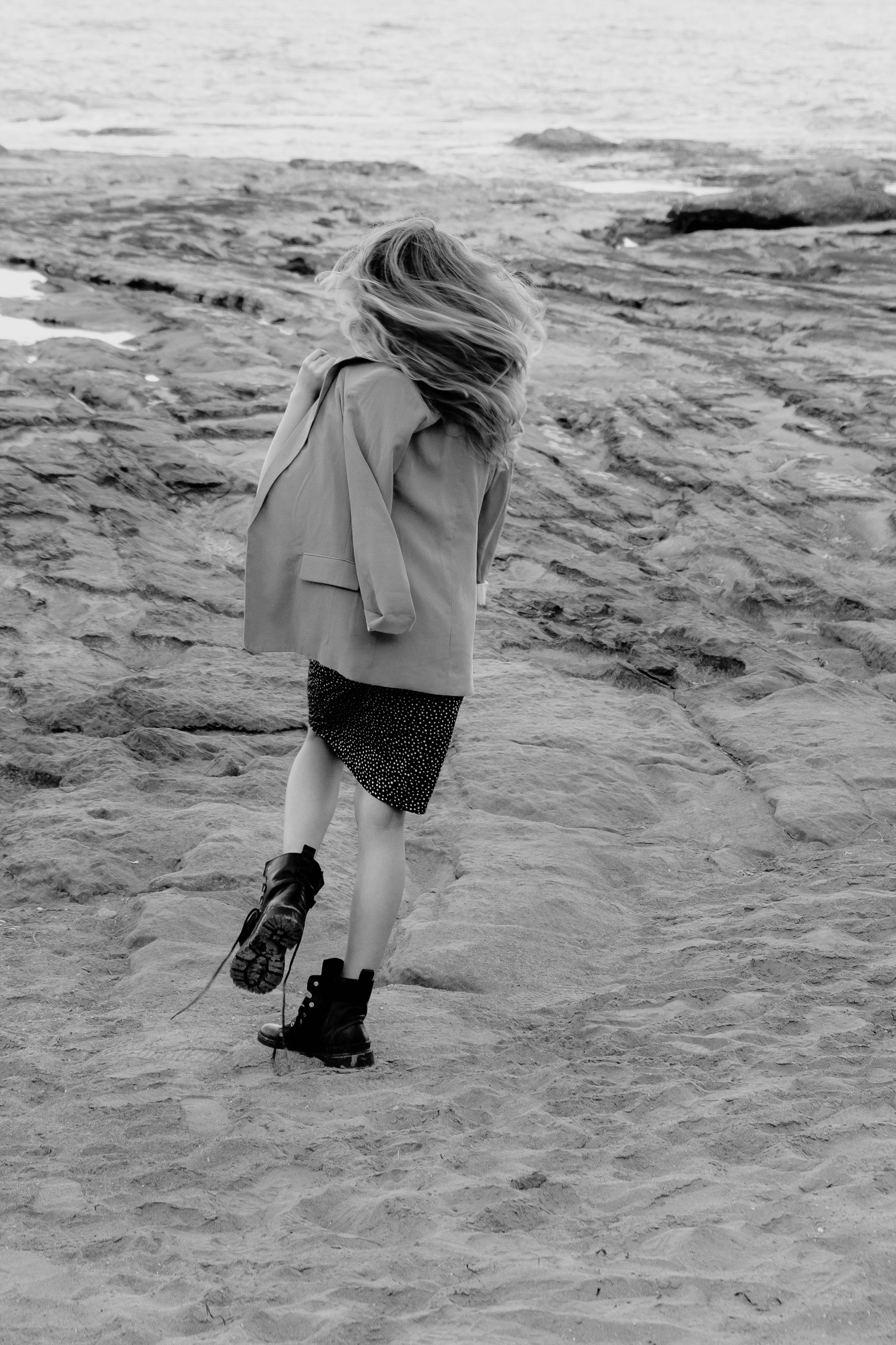 Anastasia. Атмосферная фотосессия на каменистом пляже для юной модели