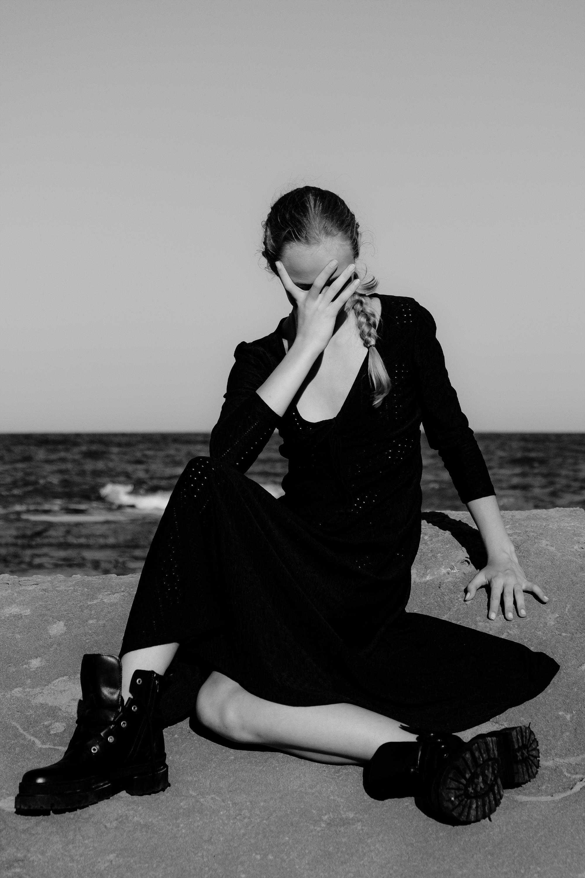 Anastasia. Атмосферная фотосессия на каменистом пляже для юной модели