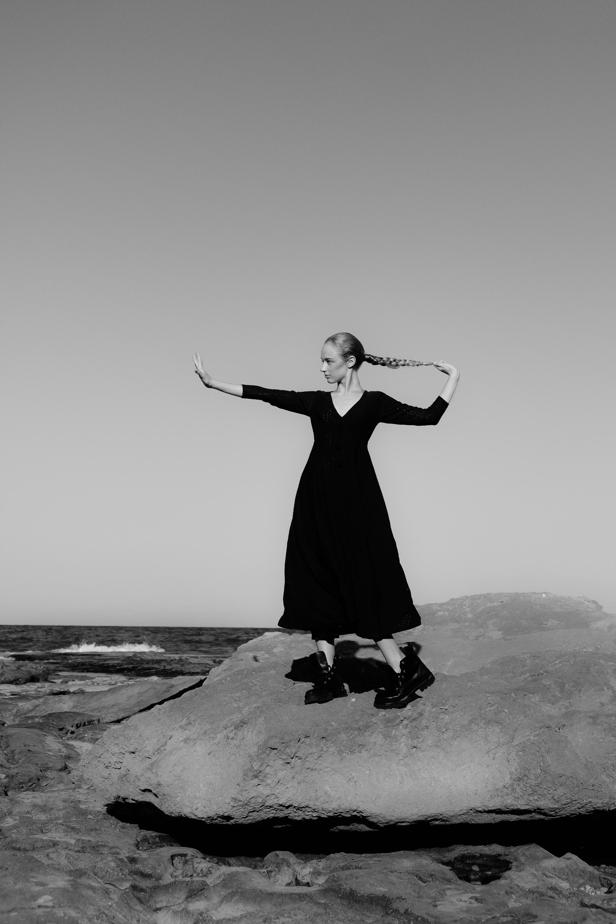 Anastasia. Атмосферная фотосессия на каменистом пляже для юной модели