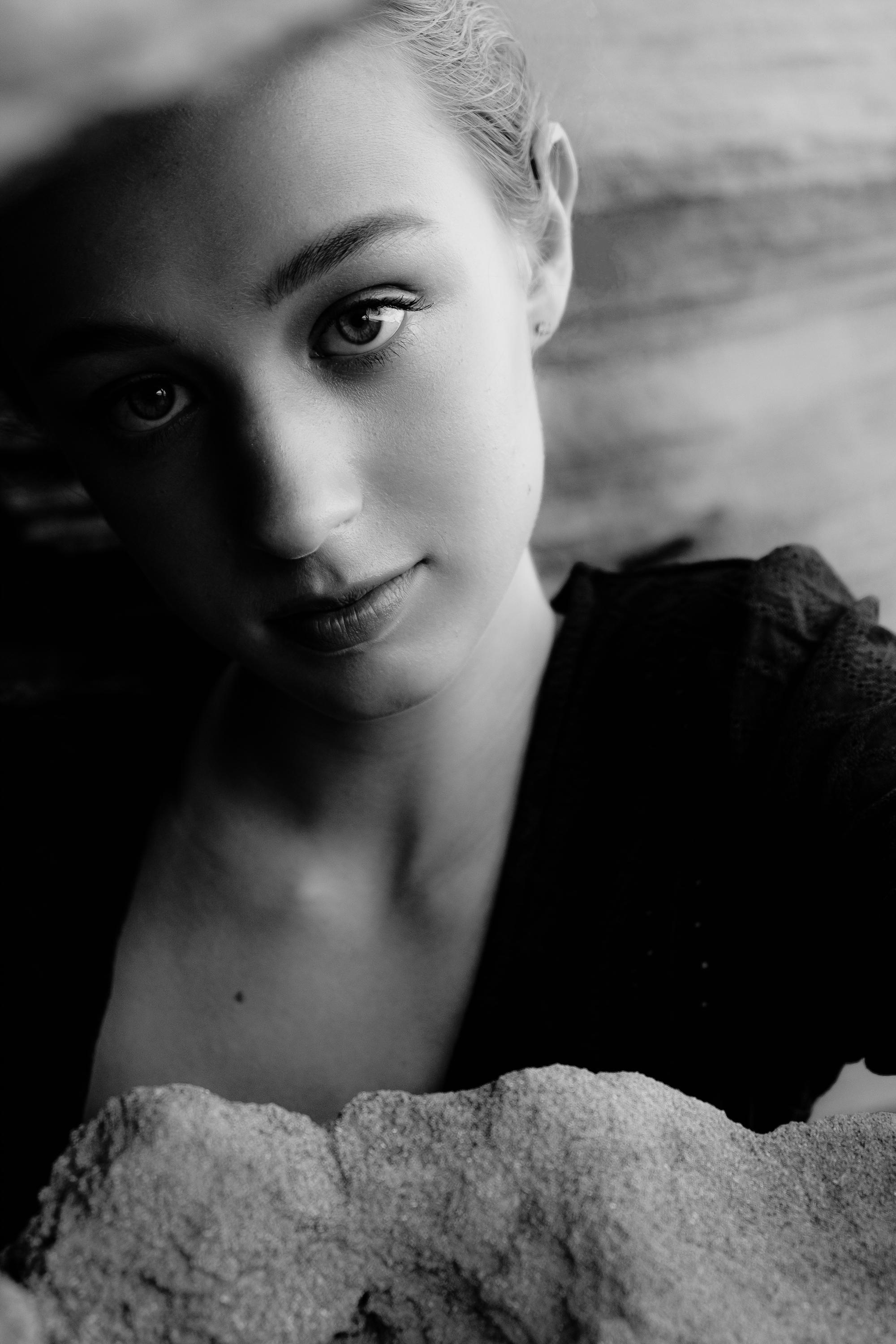 Anastasia. Атмосферная фотосессия на каменистом пляже для юной модели