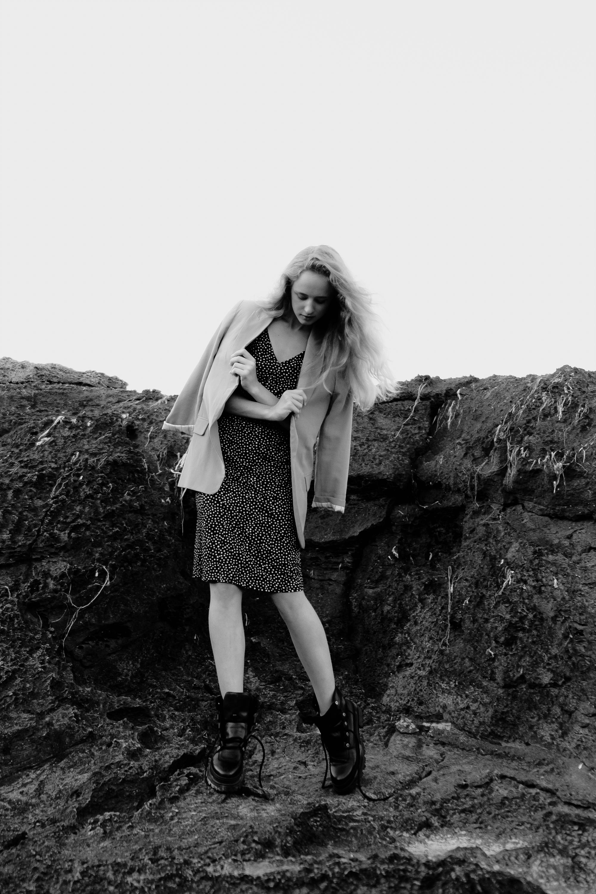 Anastasia. Атмосферная фотосессия на каменистом пляже для юной модели