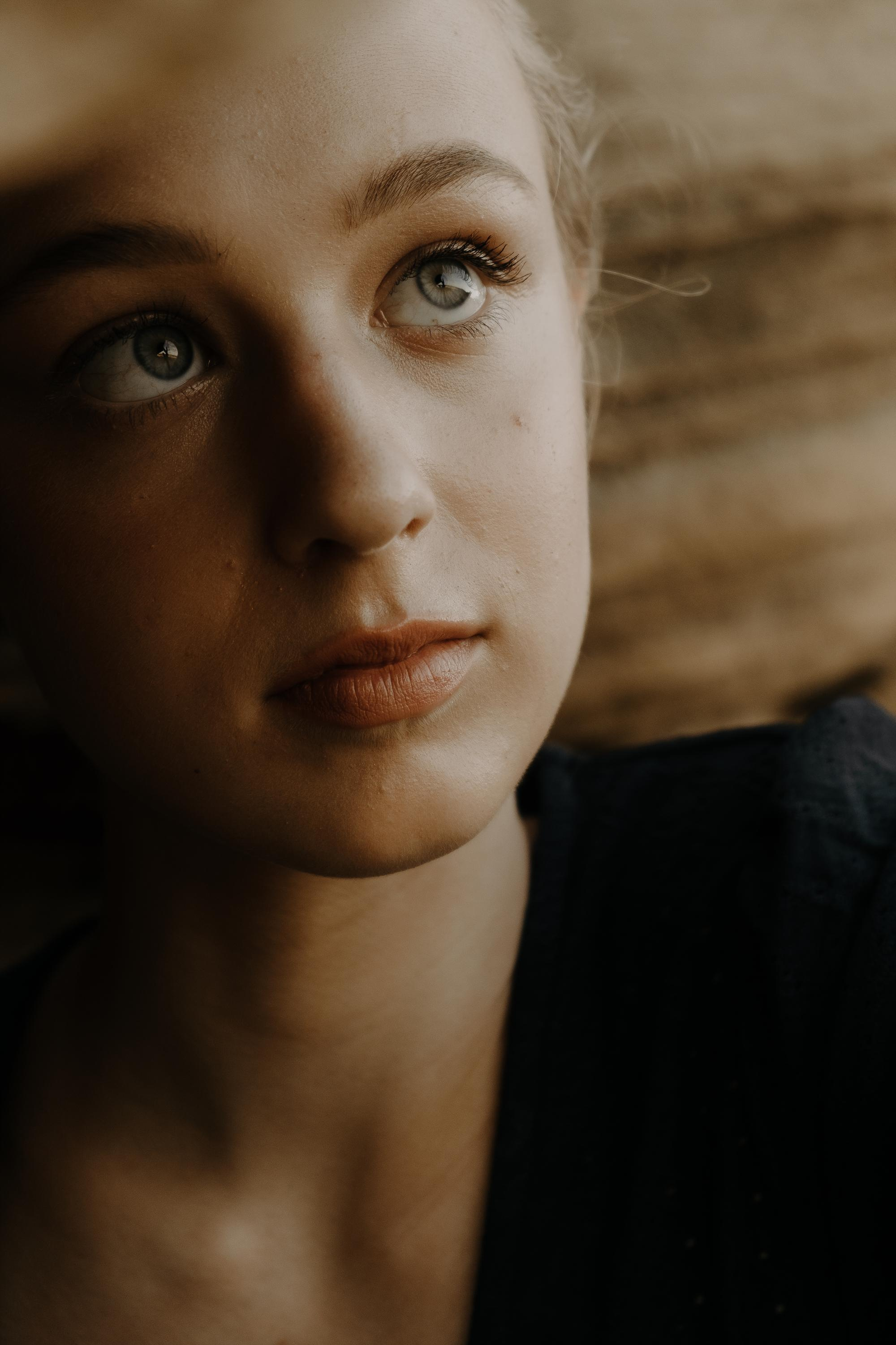 Anastasia. Атмосферная фотосессия на каменистом пляже для юной модели