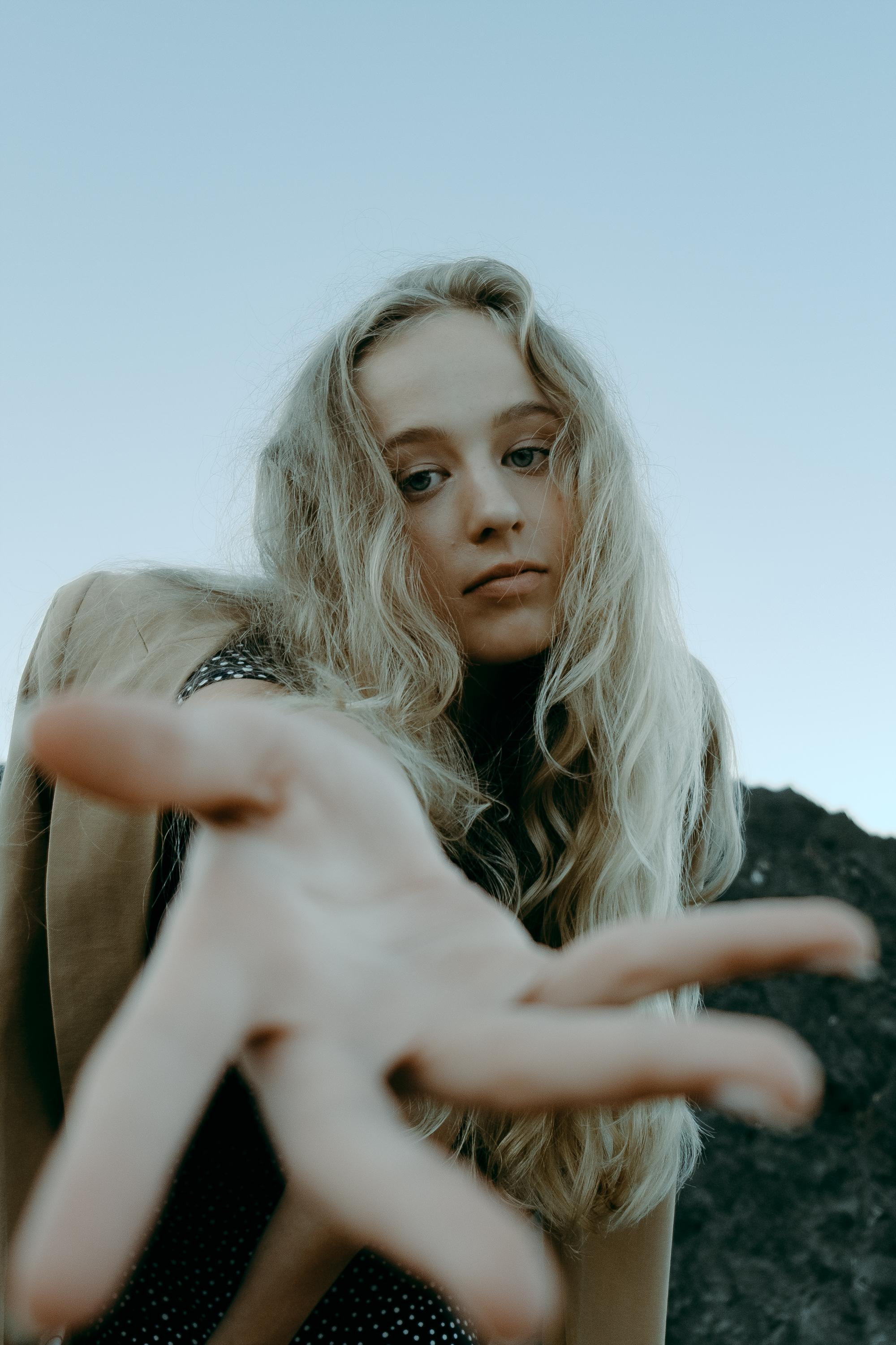 Anastasia. Атмосферная фотосессия на каменистом пляже для юной модели