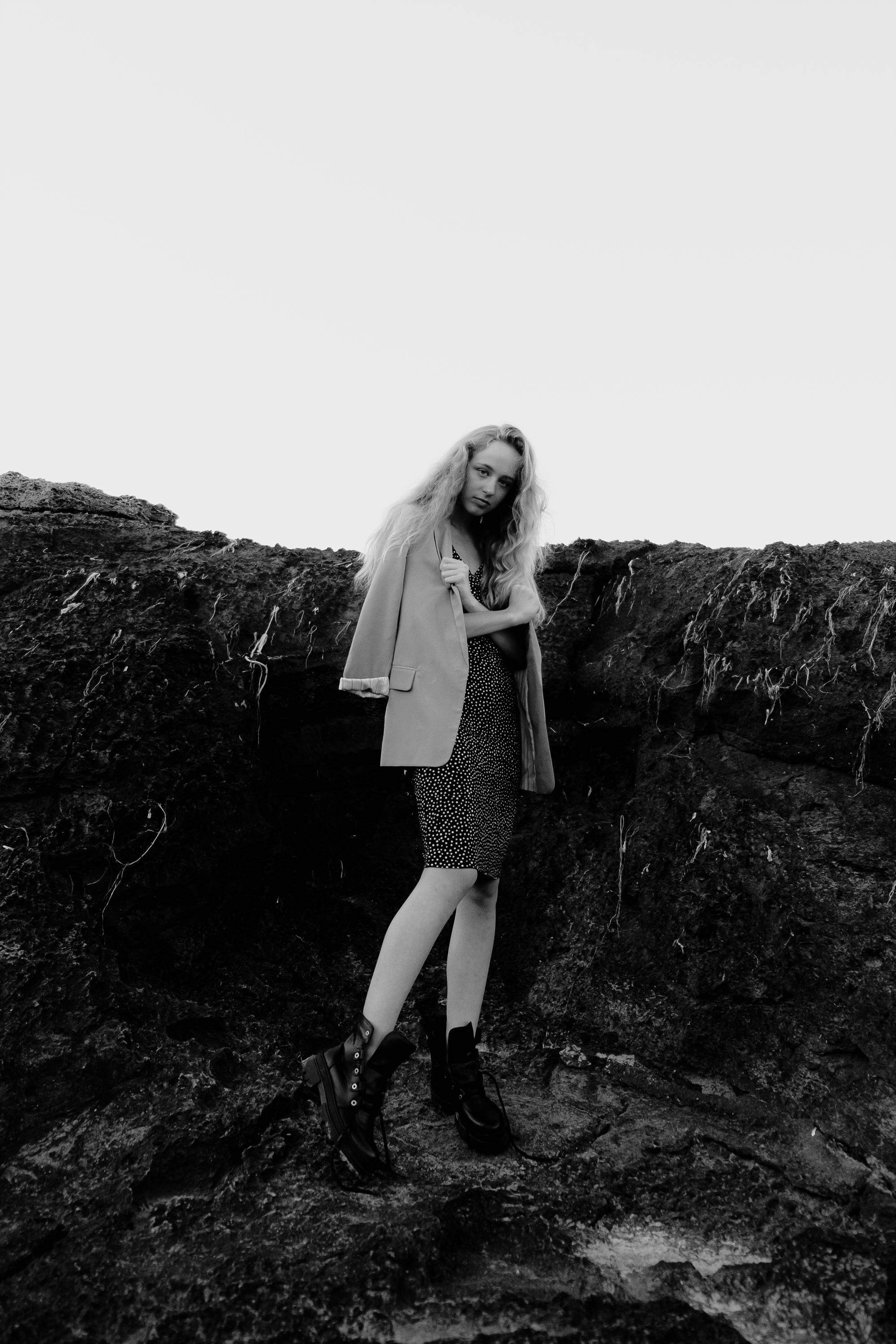 Anastasia. Атмосферная фотосессия на каменистом пляже для юной модели