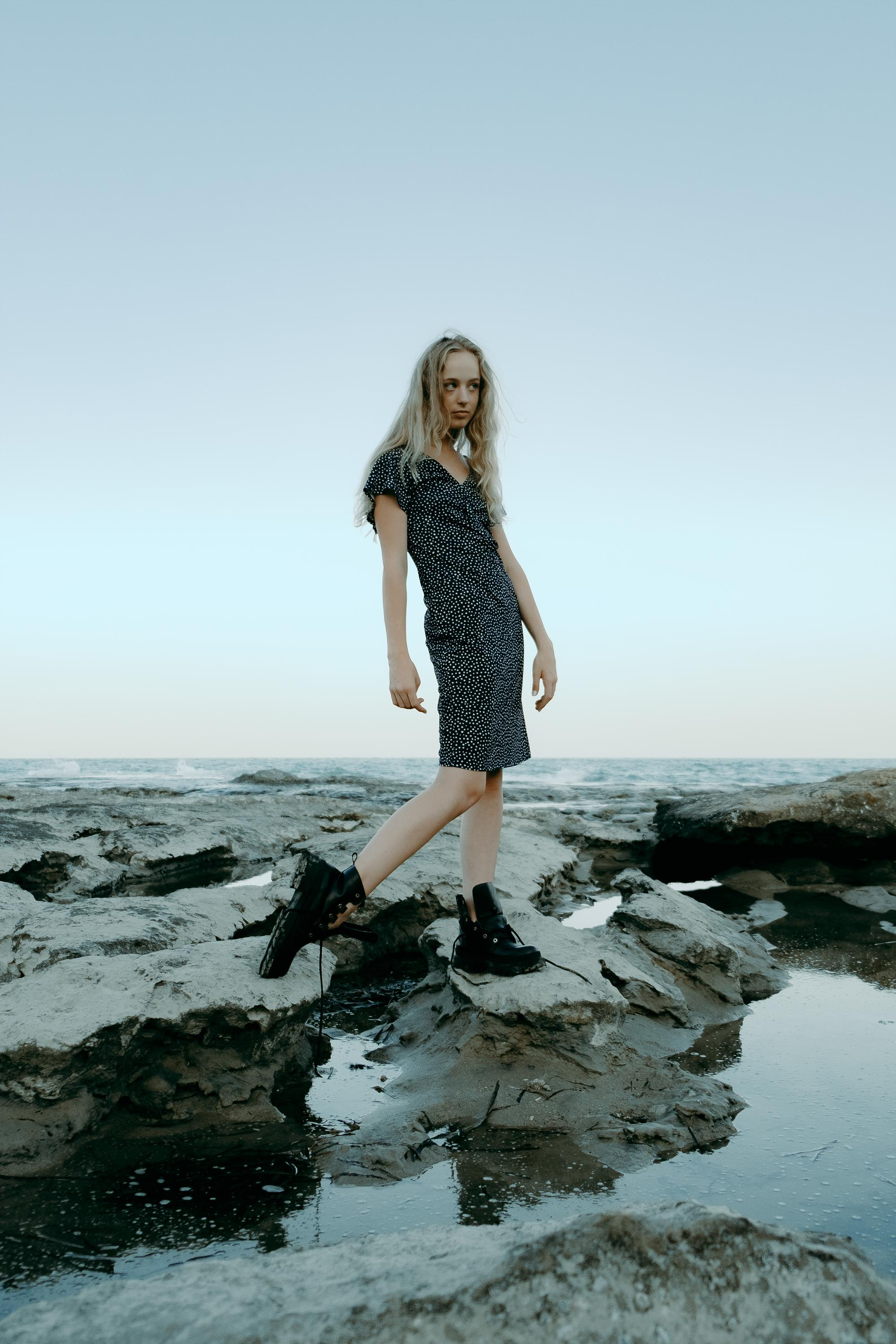 Anastasia. Атмосферная фотосессия на каменистом пляже для юной модели