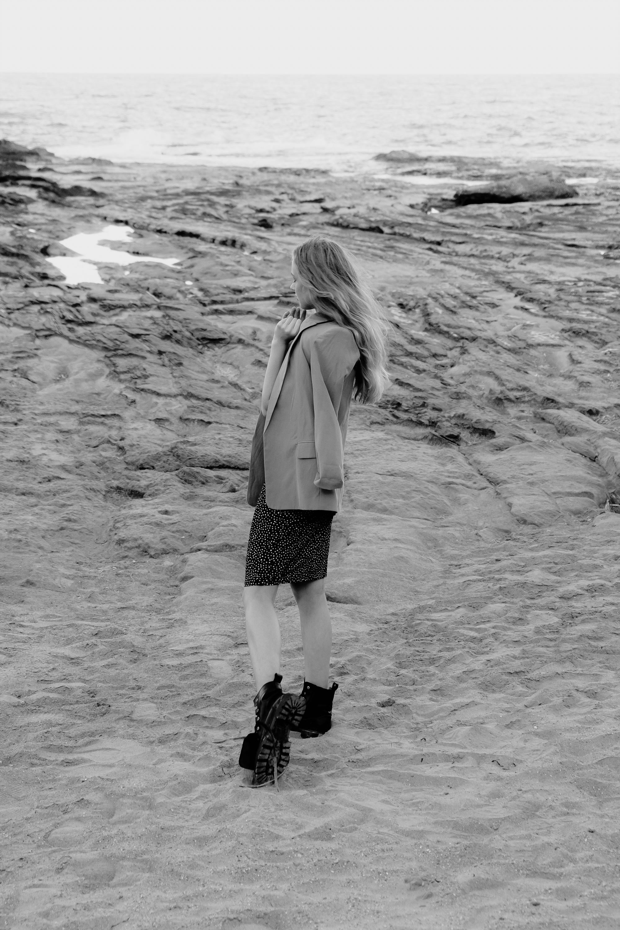 Anastasia. Атмосферная фотосессия на каменистом пляже для юной модели