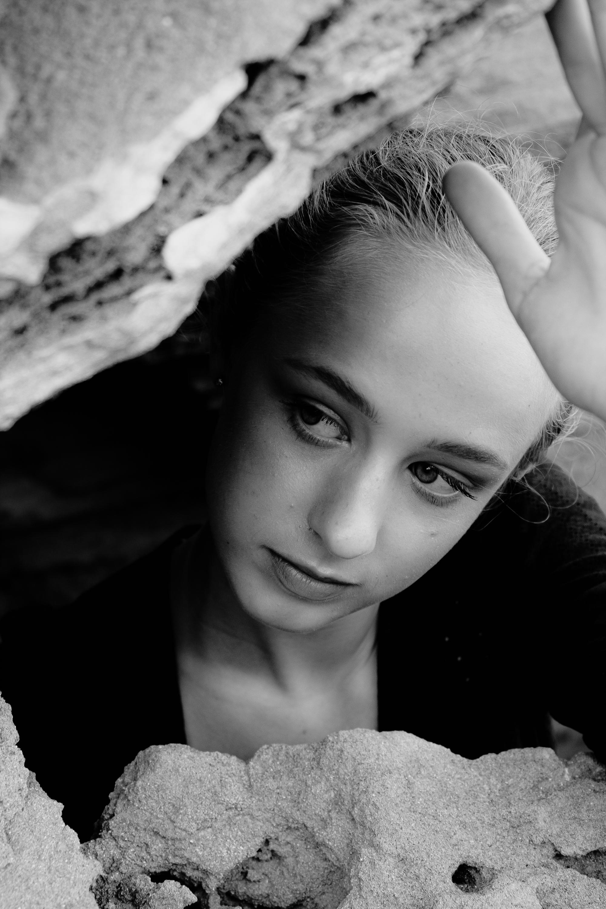 Anastasia. Атмосферная фотосессия на каменистом пляже для юной модели