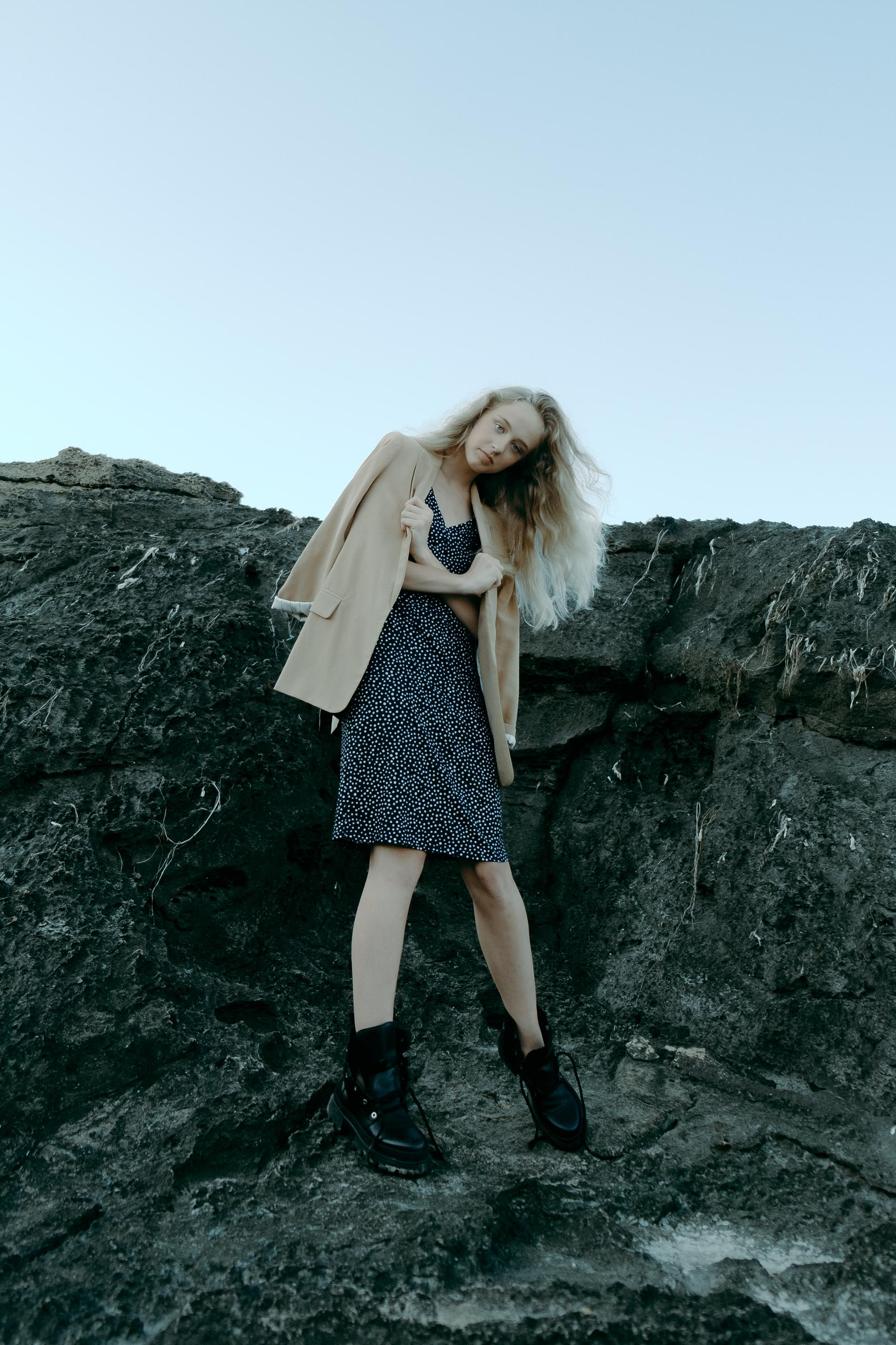 Anastasia. Атмосферная фотосессия на каменистом пляже для юной модели