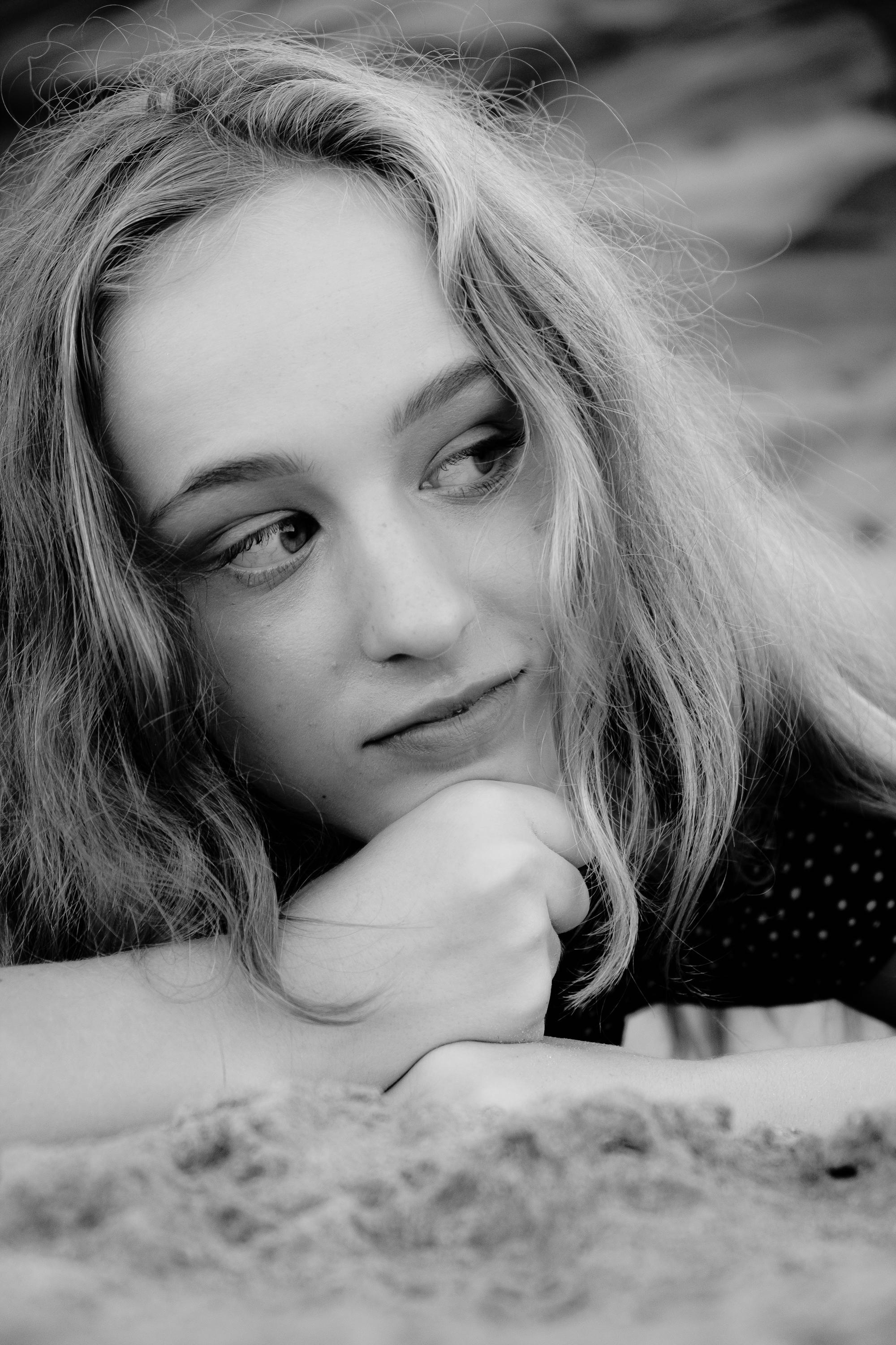 Anastasia. Атмосферная фотосессия на каменистом пляже для юной модели