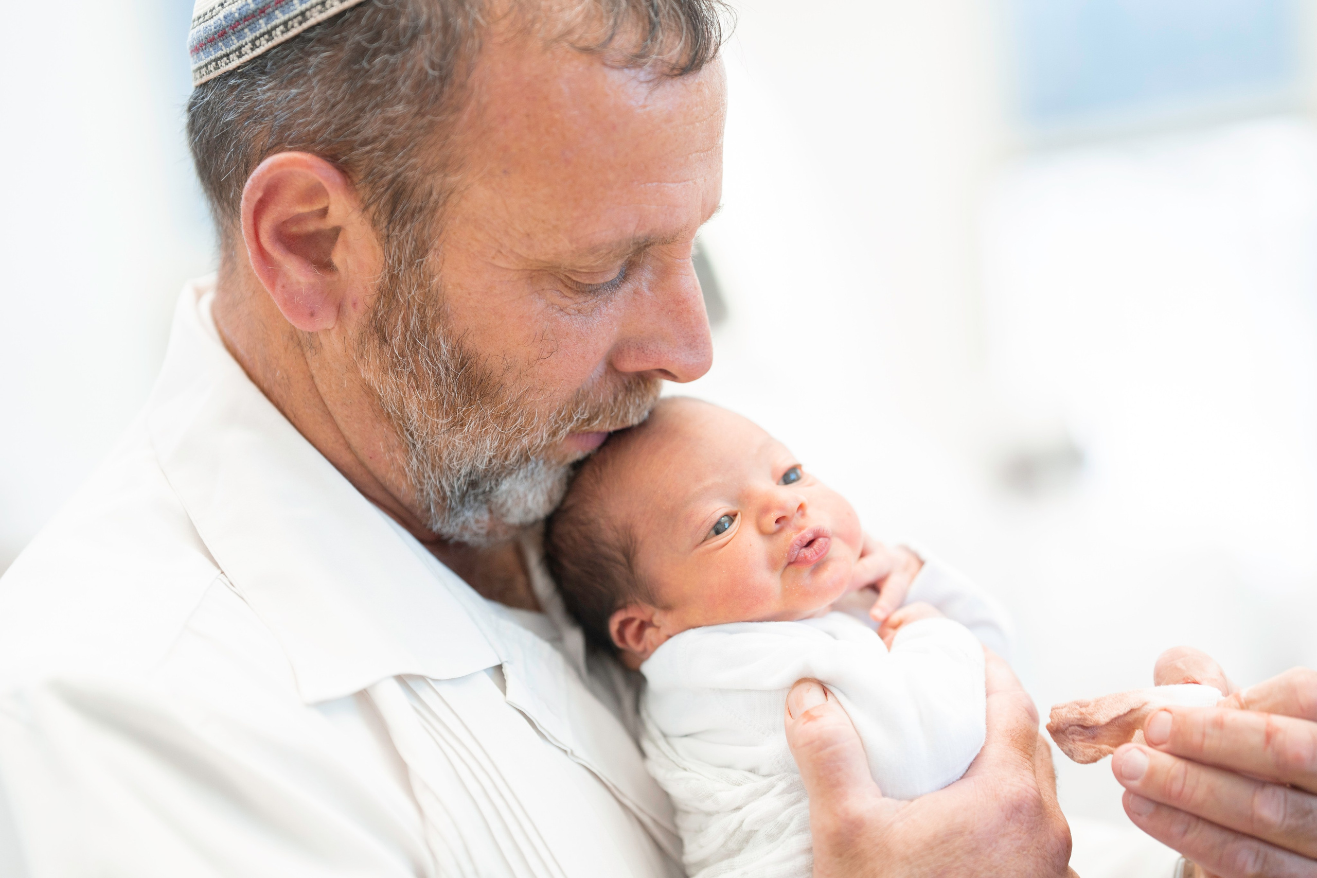 הברית של יוסף וחנה. יוסף מזרחי צילום חתונה, ברית וזוגיות. צלם מקצועי שאוהב להוציא אתכם הכי יפים ברגעים הכי מרגשים