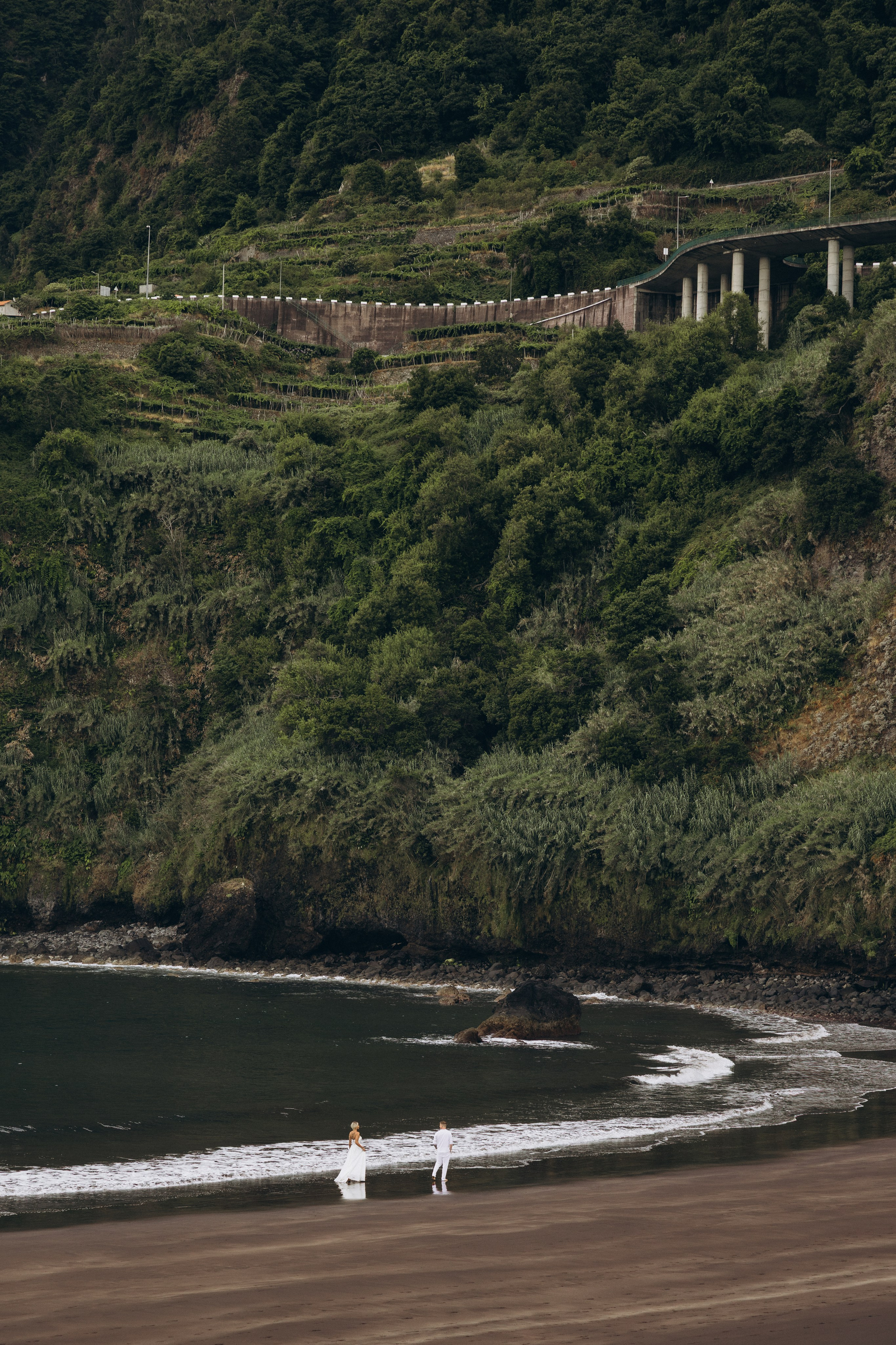 After Wedding Photoshoot at Seixal Beach, Madeira. Fotógrafa na Madeira para casais, pedidos de casamento, elopements e casamentos íntimos | Tatiana