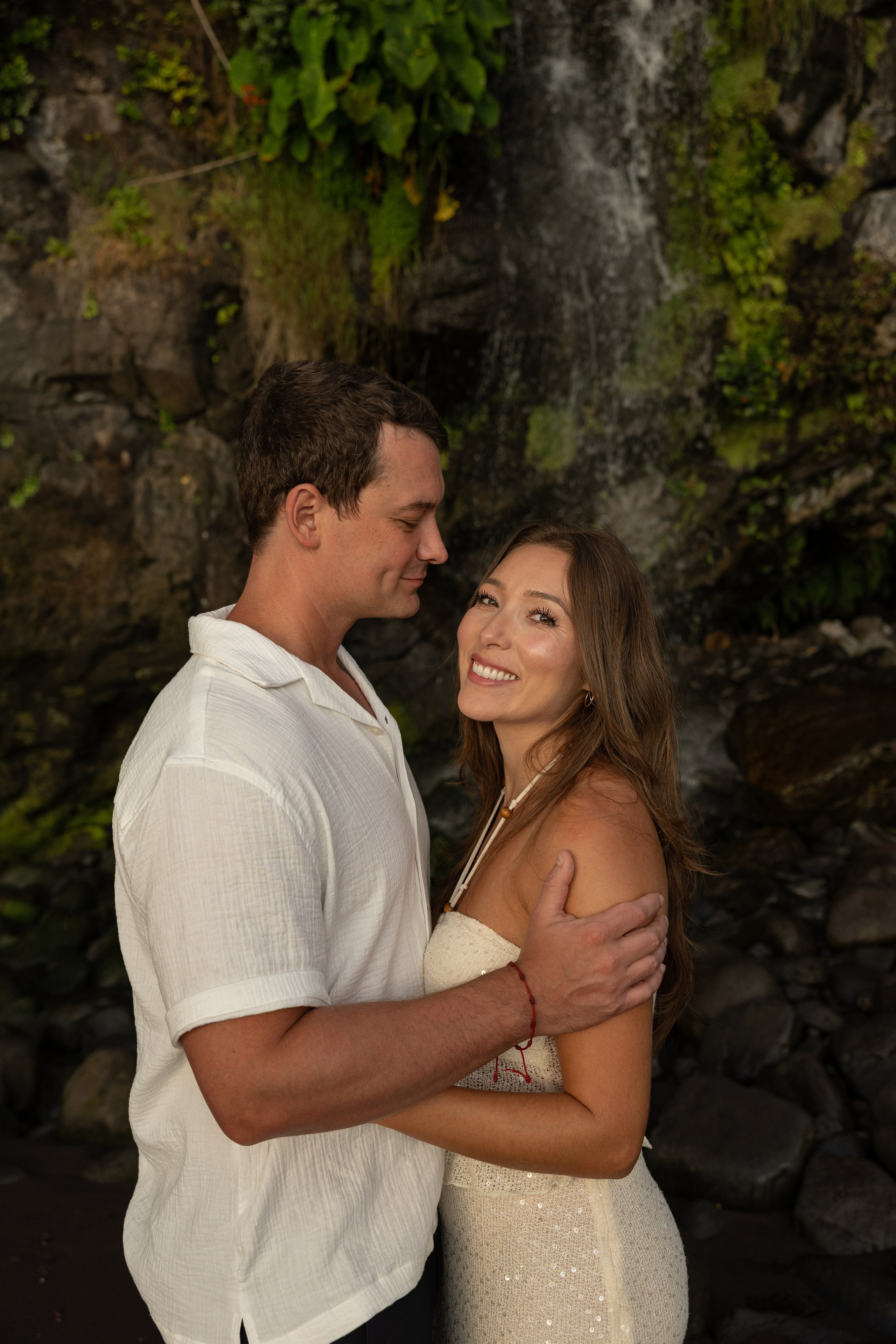 Couple Photoshoot at Seixal Beach, Madeira | Romantic Beach Photography. Fotógrafa na Madeira para casais, pedidos de casamento, elopements e casamentos íntimos | Tatiana