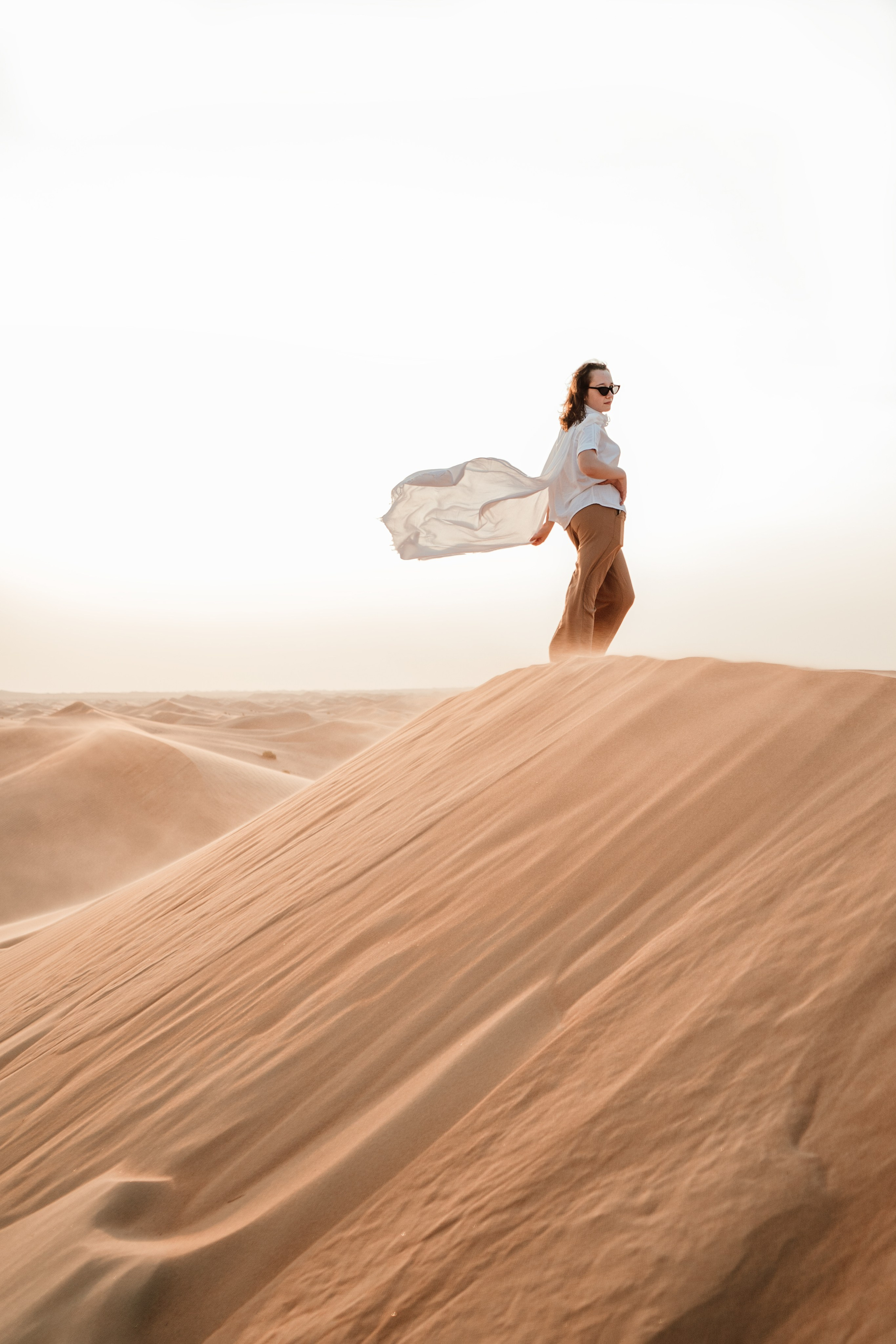 Photographer in the Abu Dhabi desert. Book a shoot in the Dubai desert, UAE. Romance of the East. The endless desert of the Emirates. Photos in the desert. Minimalism in photography. Nice photo sessions in the desert. Girl in the desert