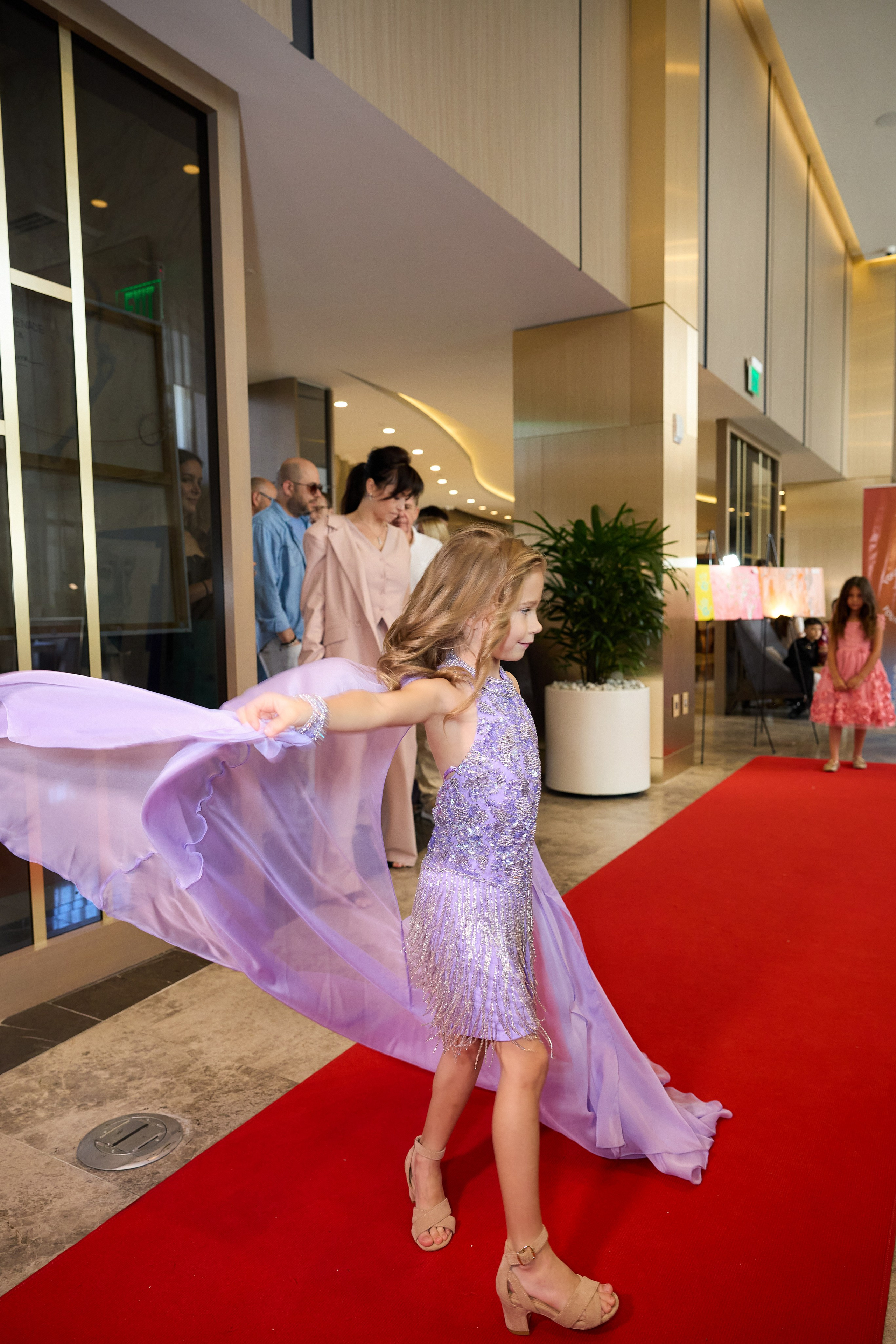 Авторская благотворительная художественная выставка Дианы Бортник. Фотограф Юлия Маковеева