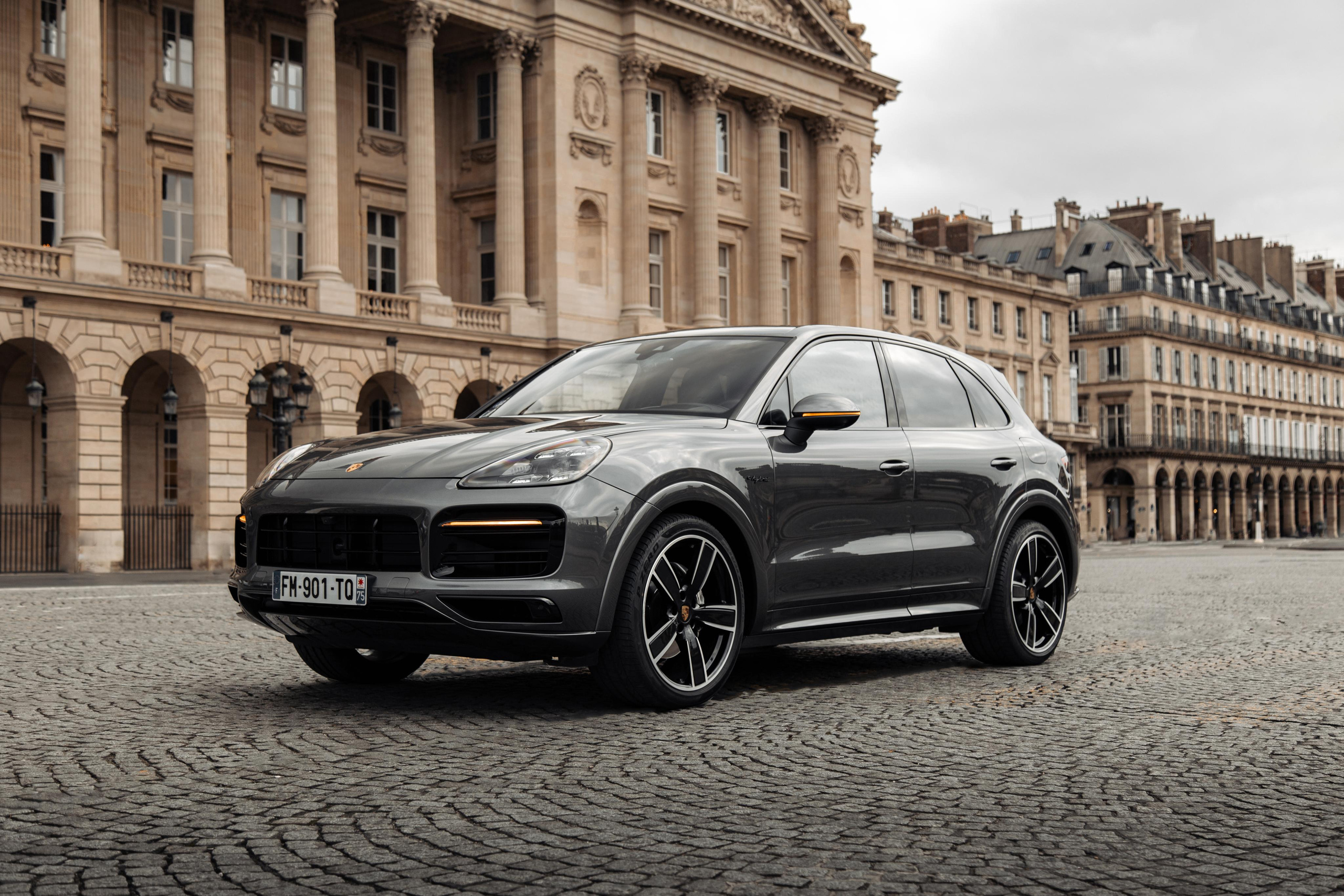 Porsche Cayenne E-hybrid. Photographe de voitures à Paris — Vitalii Motruk