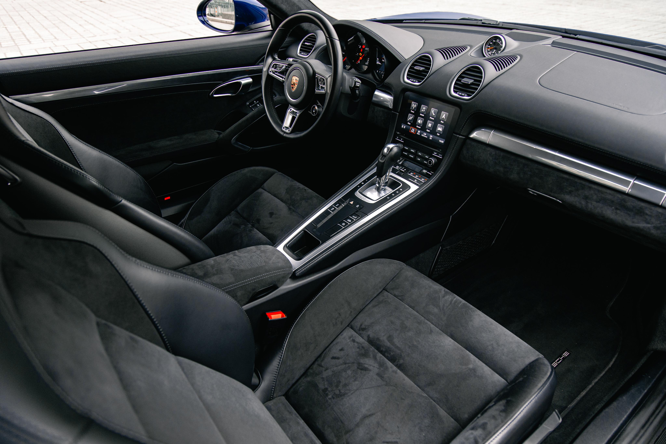 Porsche Cayman. Photographe de voitures à Paris — Vitalii Motruk