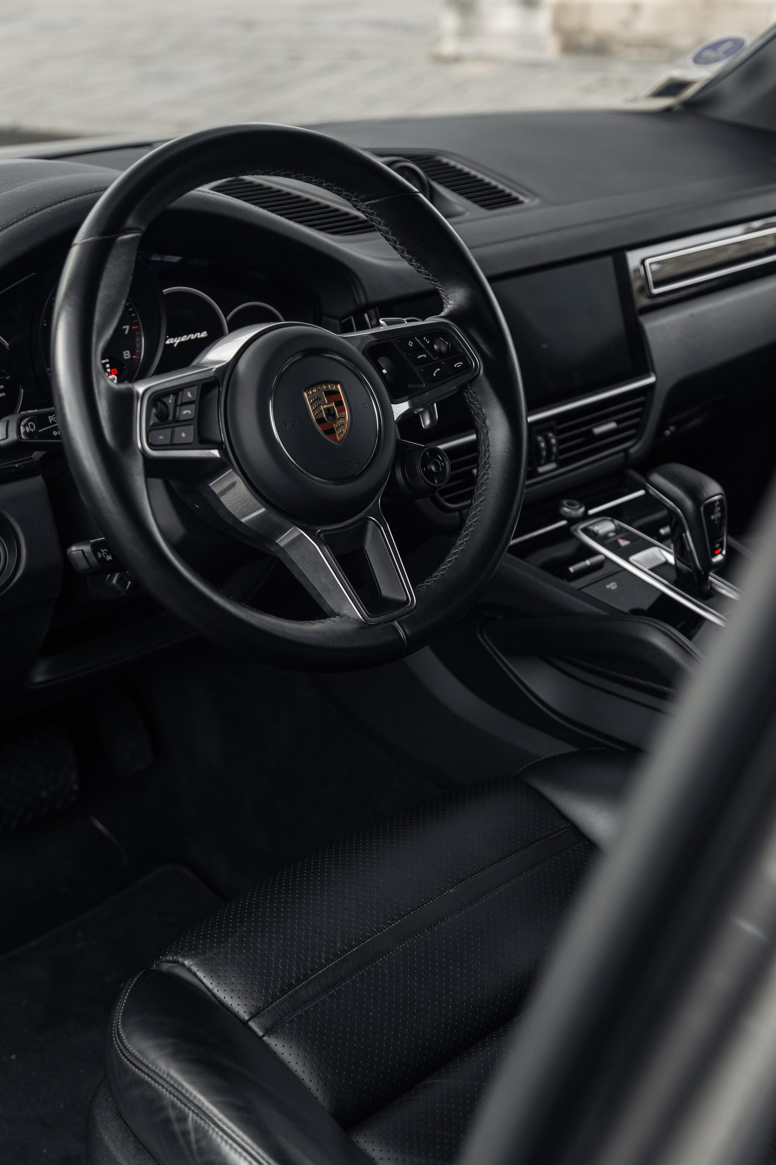 Porsche Cayenne E-hybrid. Photographe de voitures à Paris — Vitalii Motruk