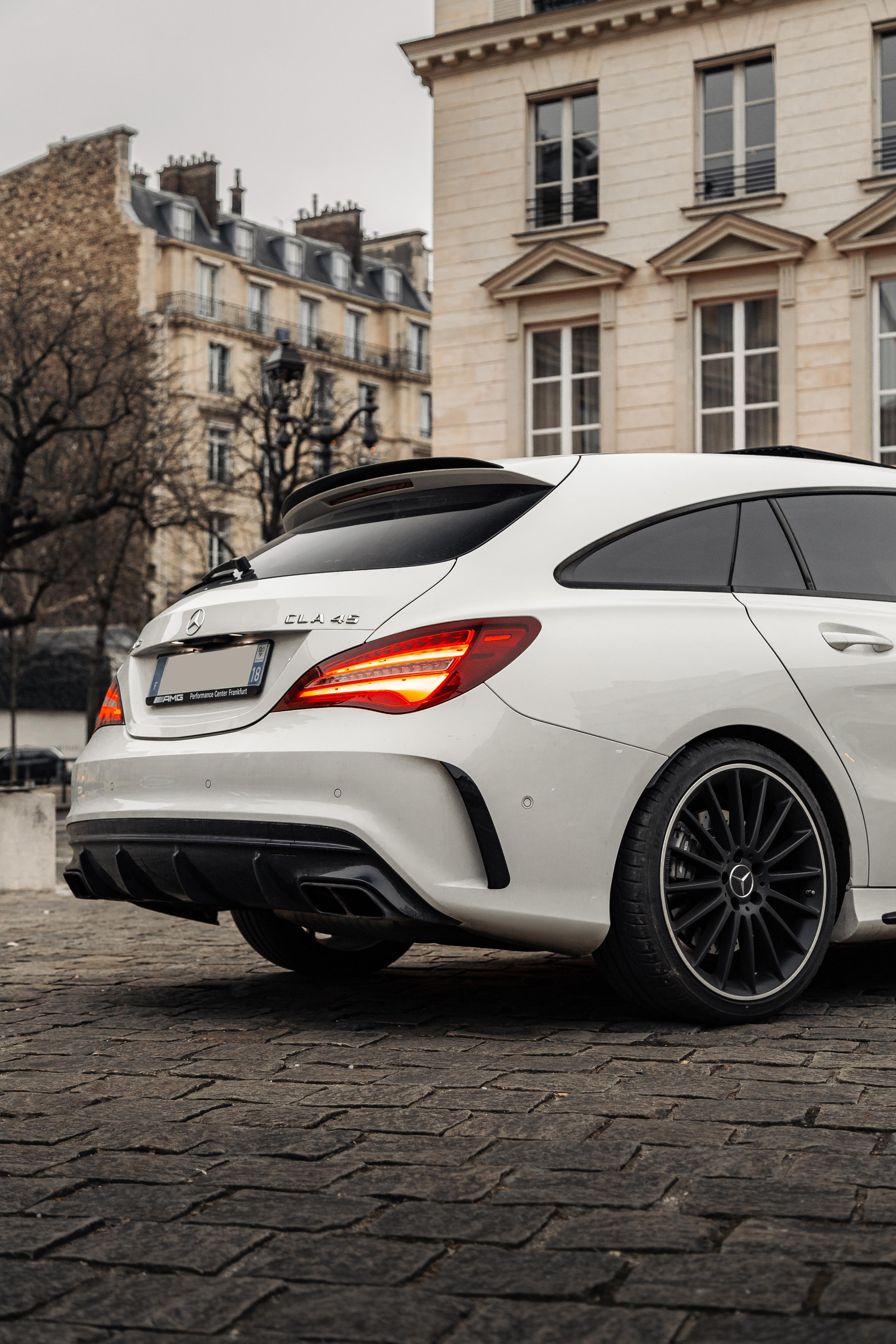 Mercedes-Benz CLA 45 AMG. Photographe de voitures à Paris — Vitalii Motruk
