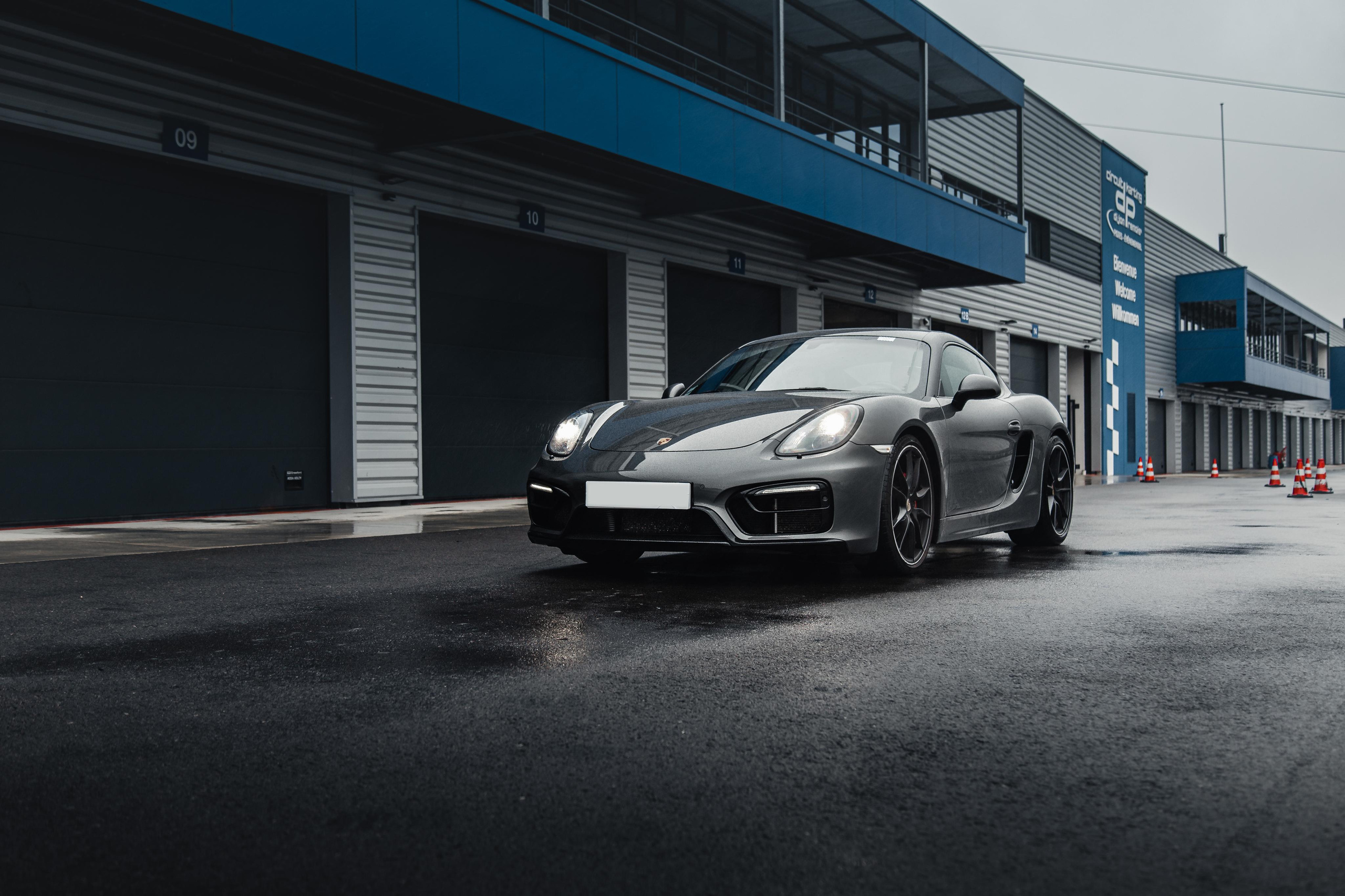 Porsche Cayman. Photographe de voitures à Paris — Vitalii Motruk