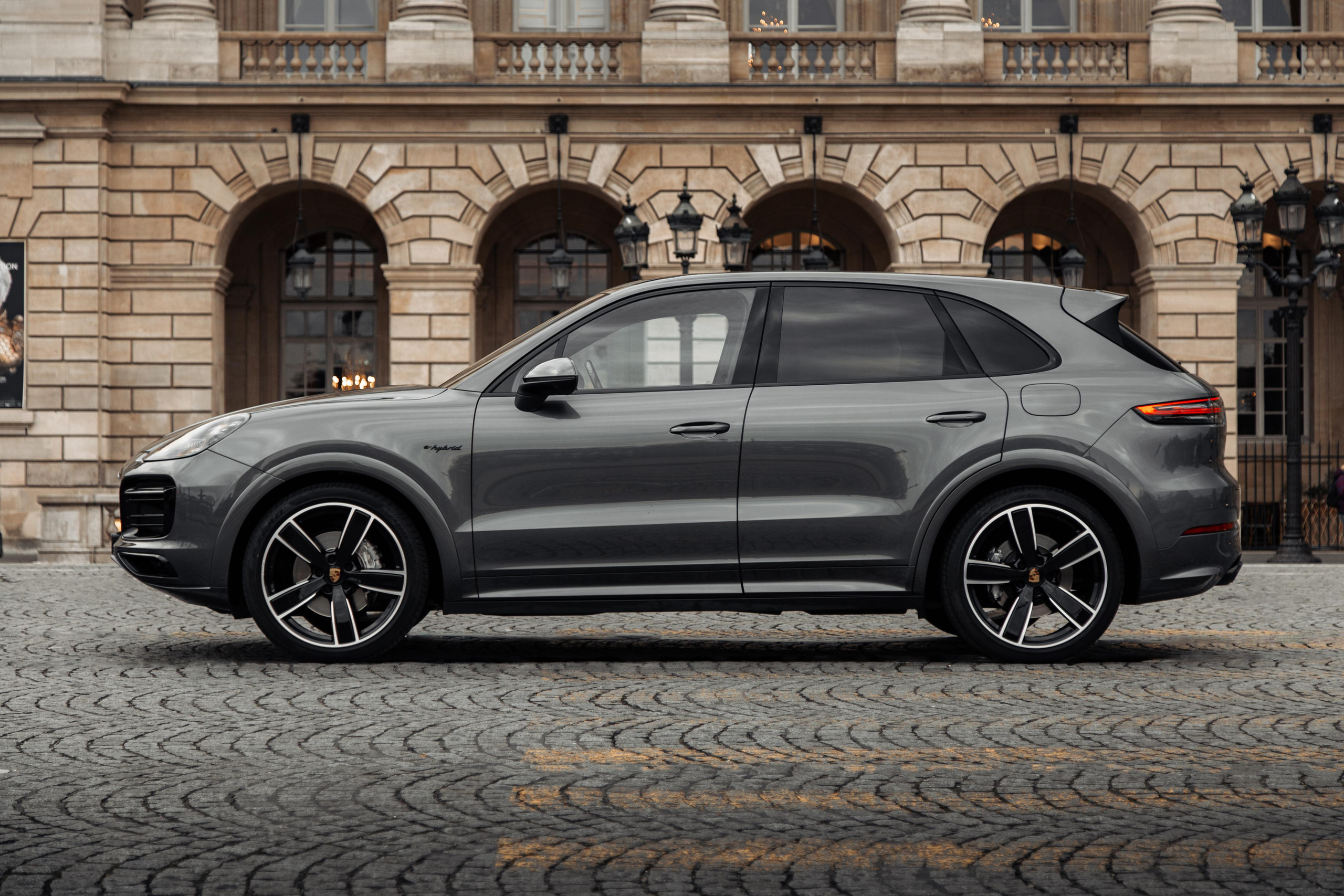 Porsche Cayenne E-hybrid. Photographe de voitures à Paris — Vitalii Motruk