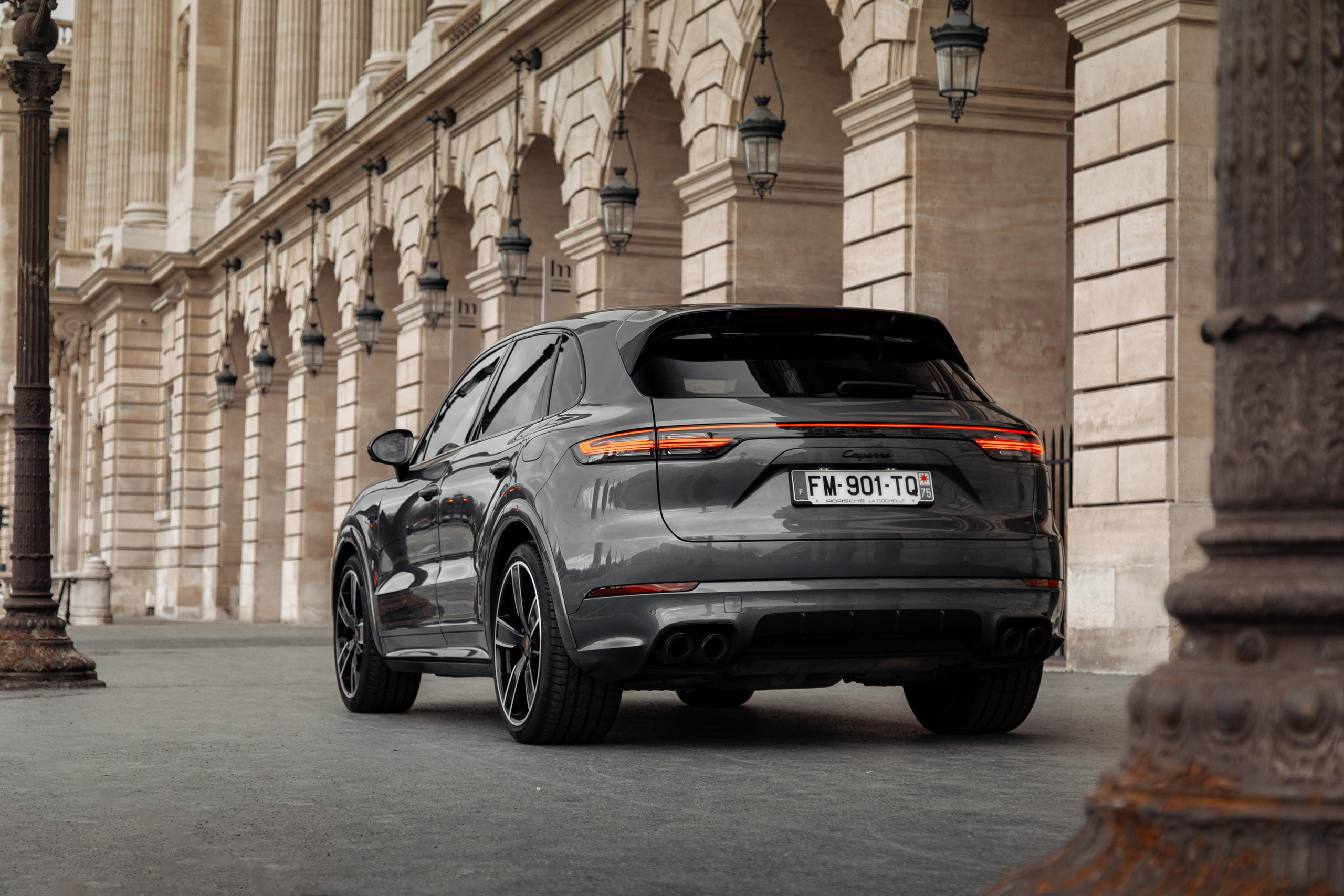 Porsche Cayenne E-hybrid. Photographe de voitures à Paris — Vitalii Motruk