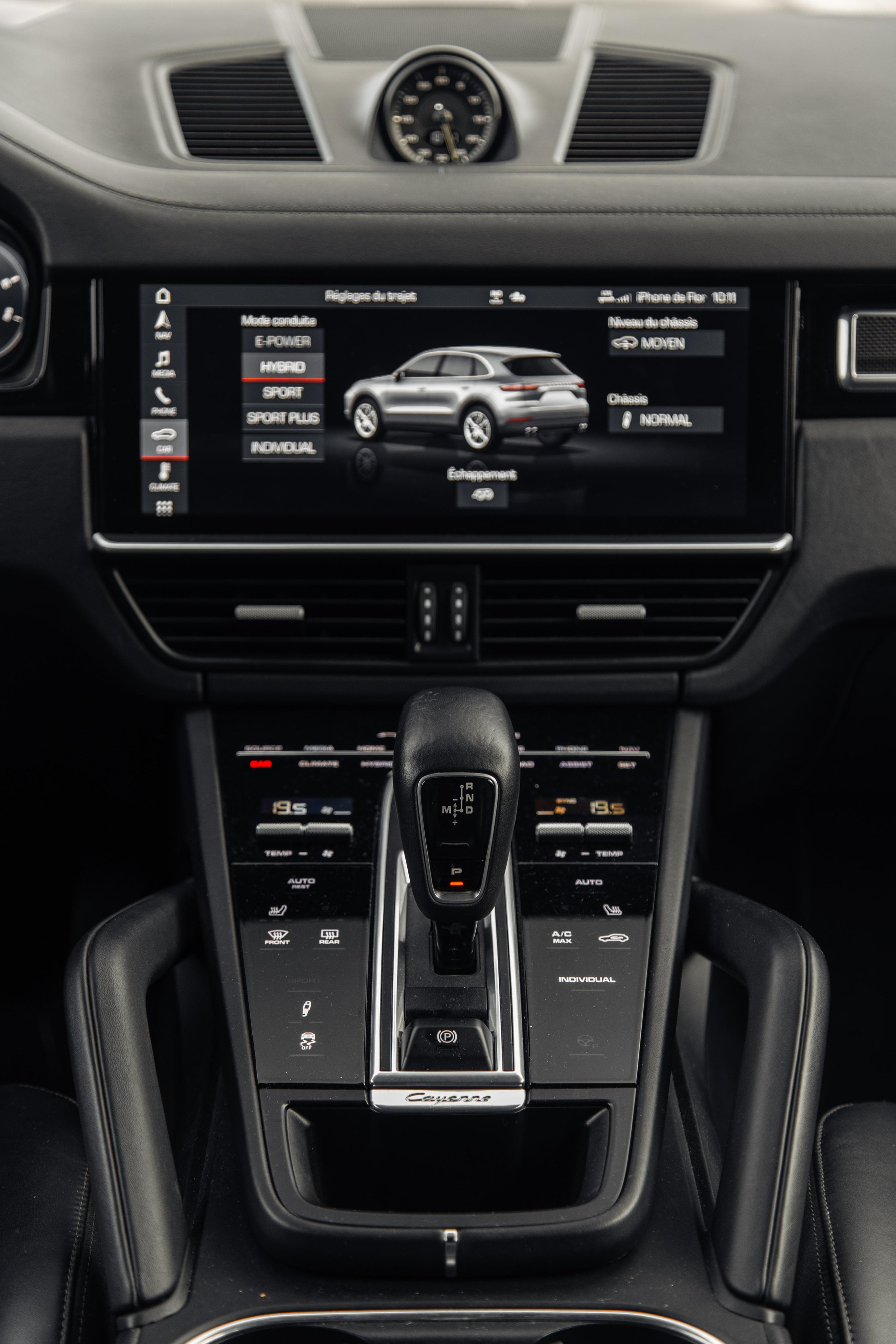 Porsche Cayenne E-hybrid. Photographe de voitures à Paris — Vitalii Motruk