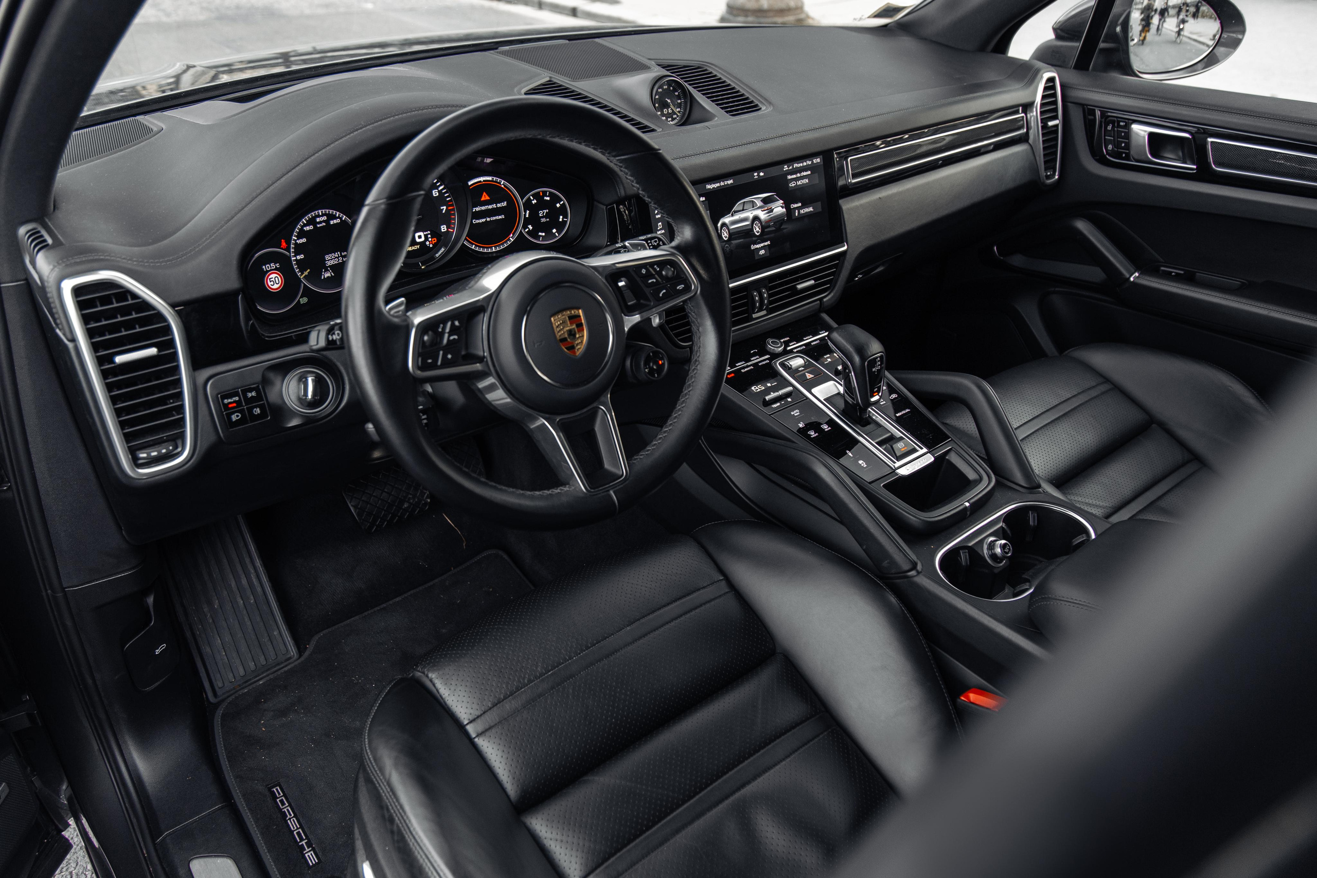 Porsche Cayenne E-hybrid. Photographe de voitures à Paris — Vitalii Motruk