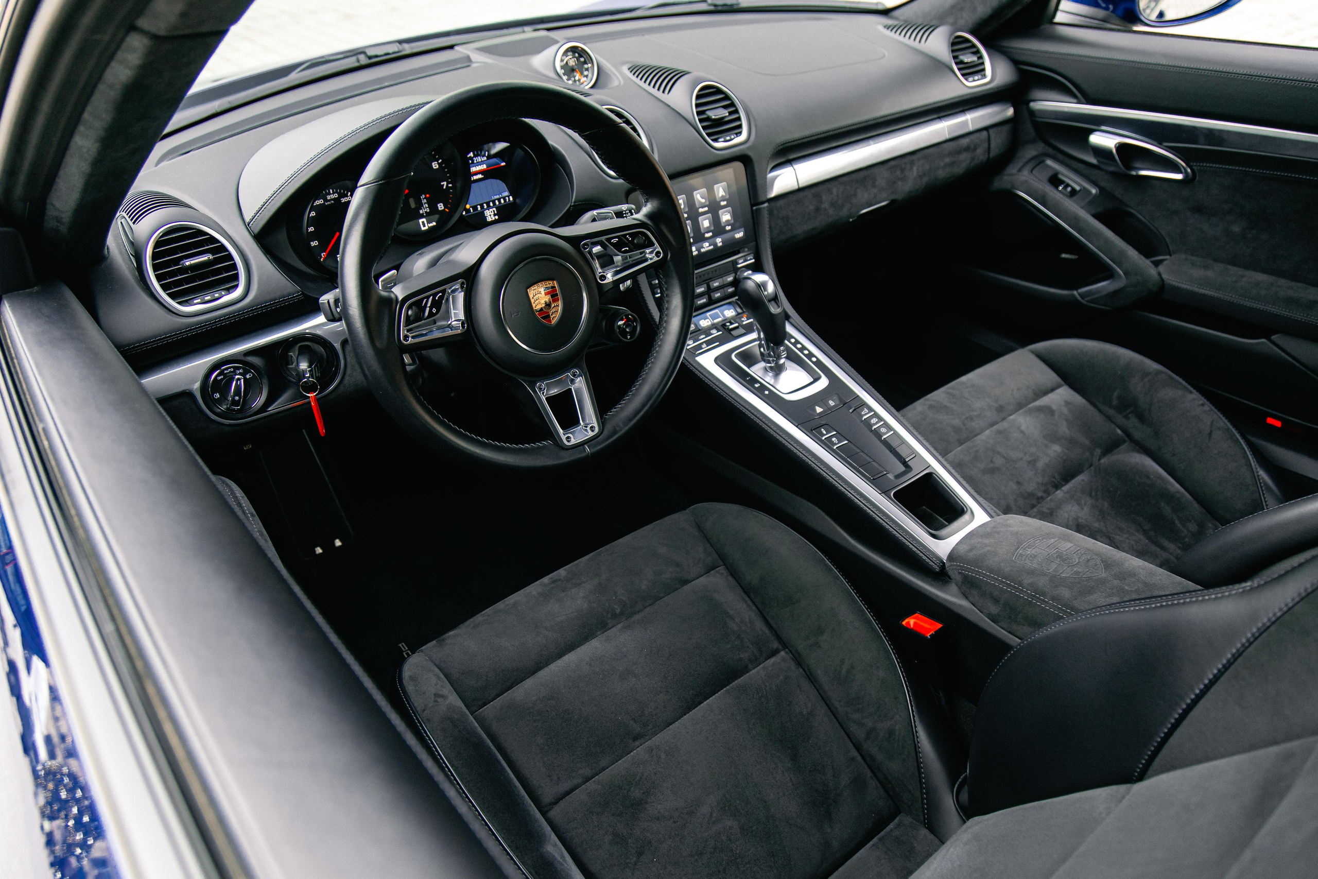 Porsche Cayman. Photographe de voitures à Paris — Vitalii Motruk