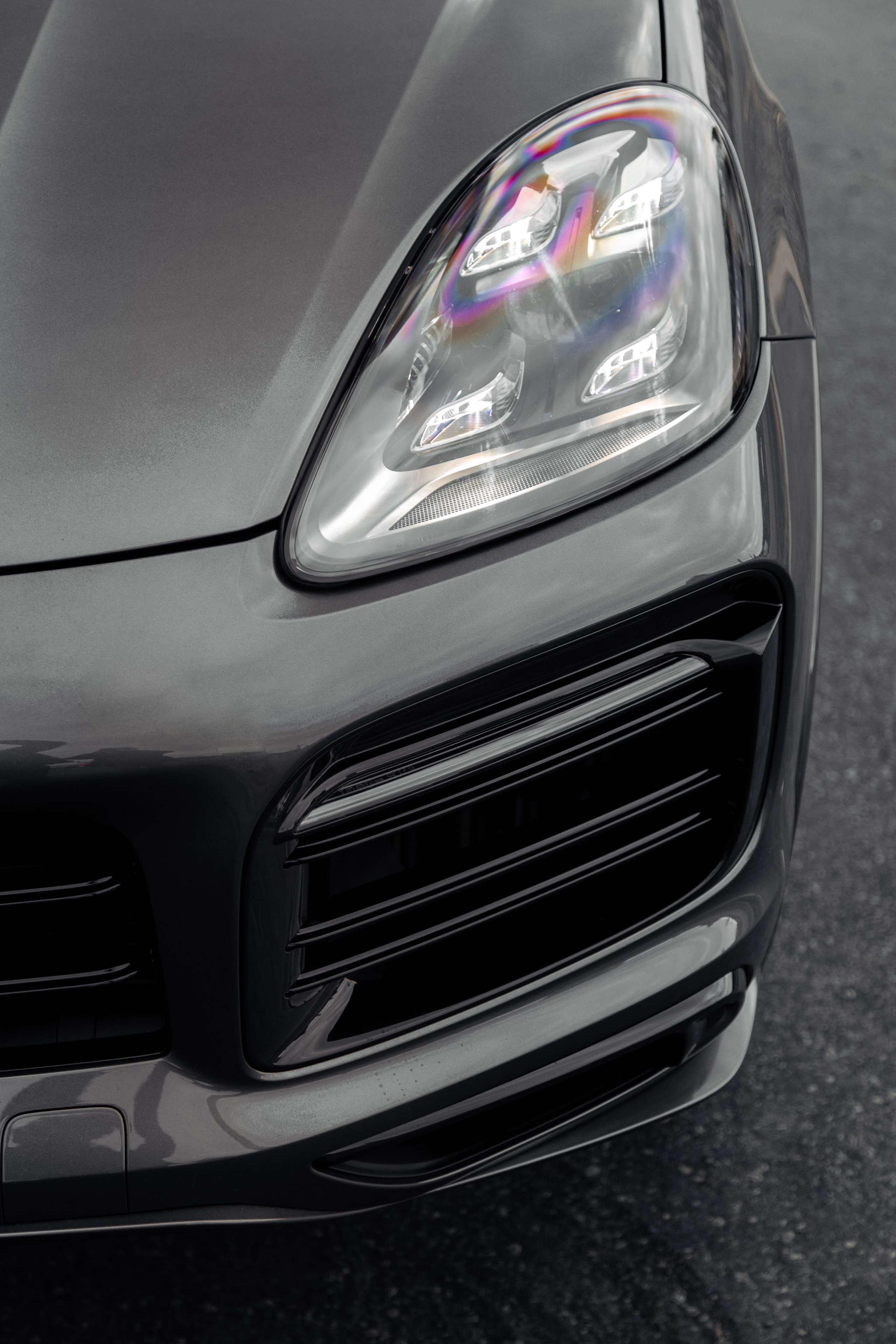 Porsche Cayenne E-hybrid. Photographe de voitures à Paris — Vitalii Motruk