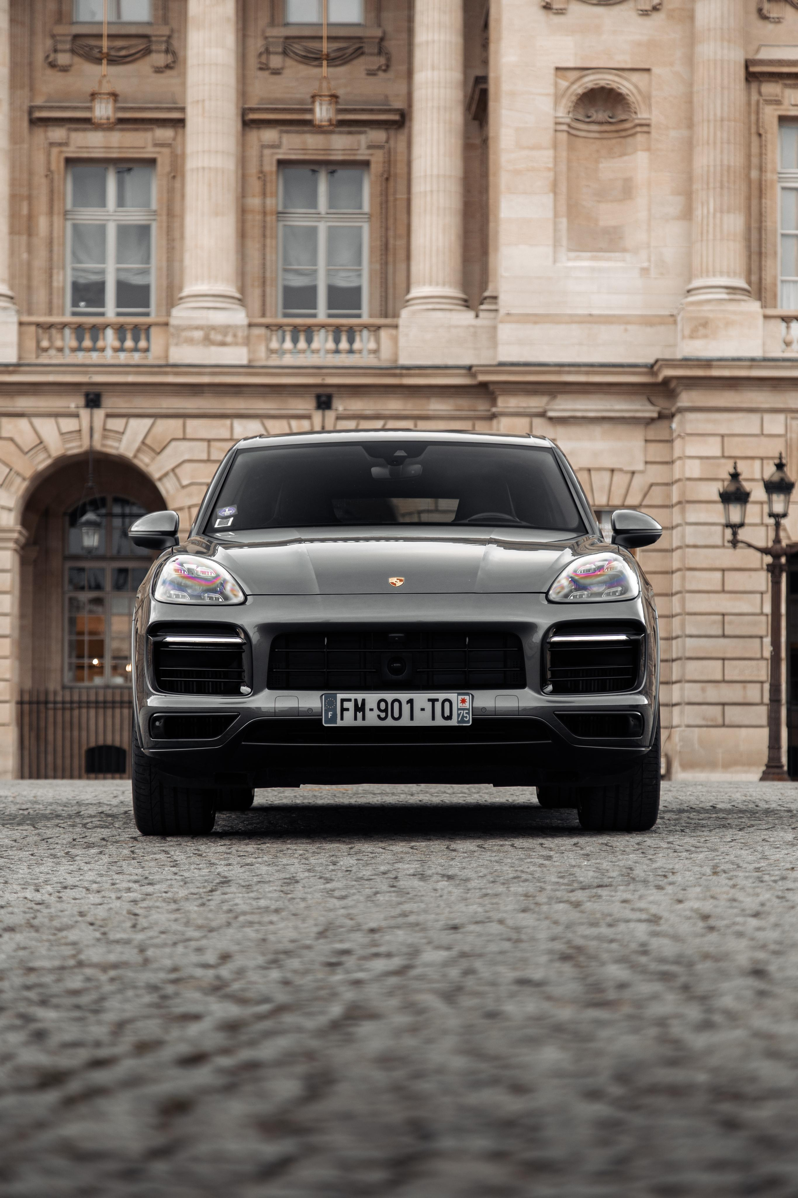Porsche Cayenne E-hybrid. Photographe de voitures à Paris — Vitalii Motruk