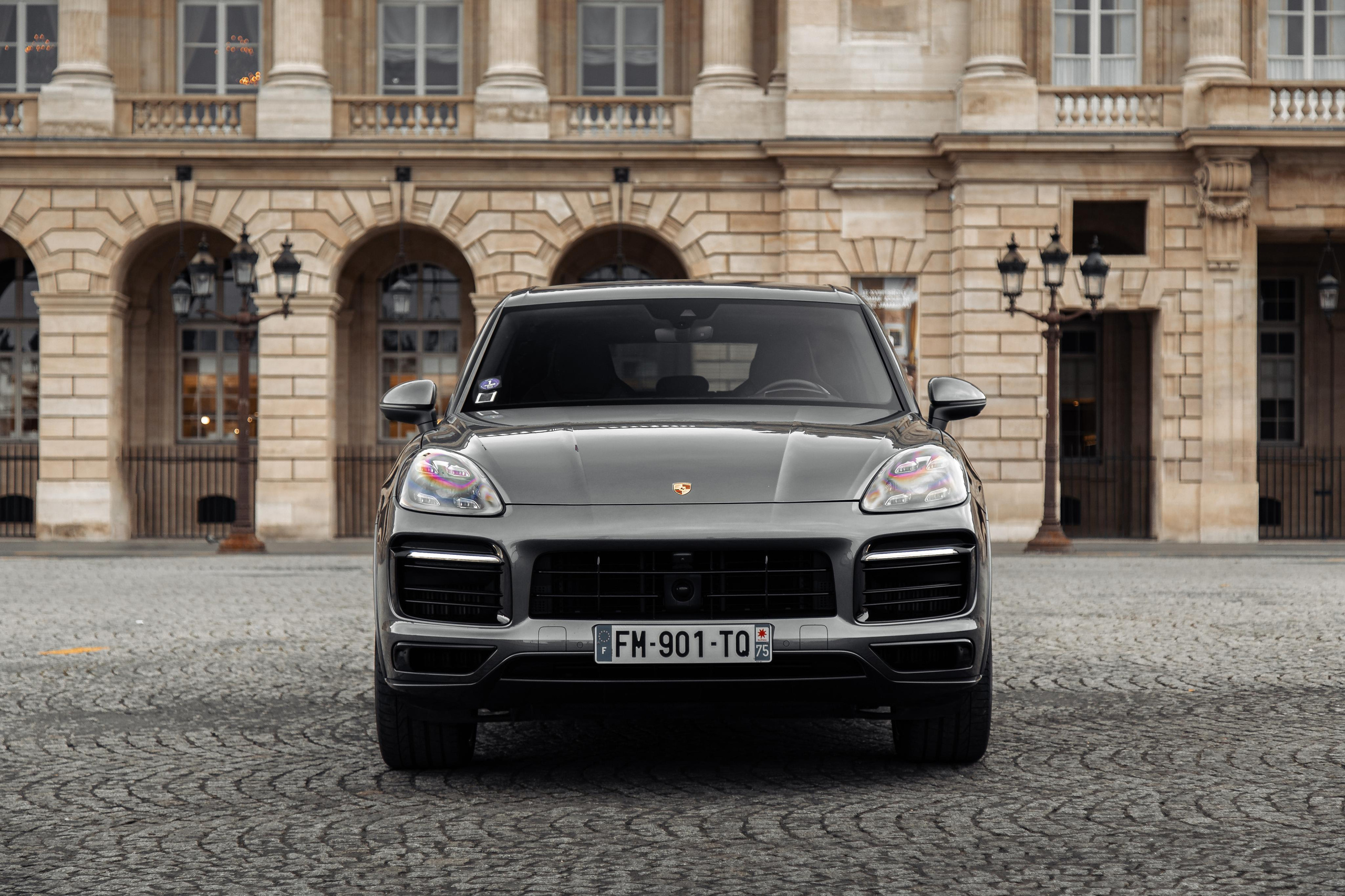 Porsche Cayenne E-hybrid. Photographe de voitures à Paris — Vitalii Motruk