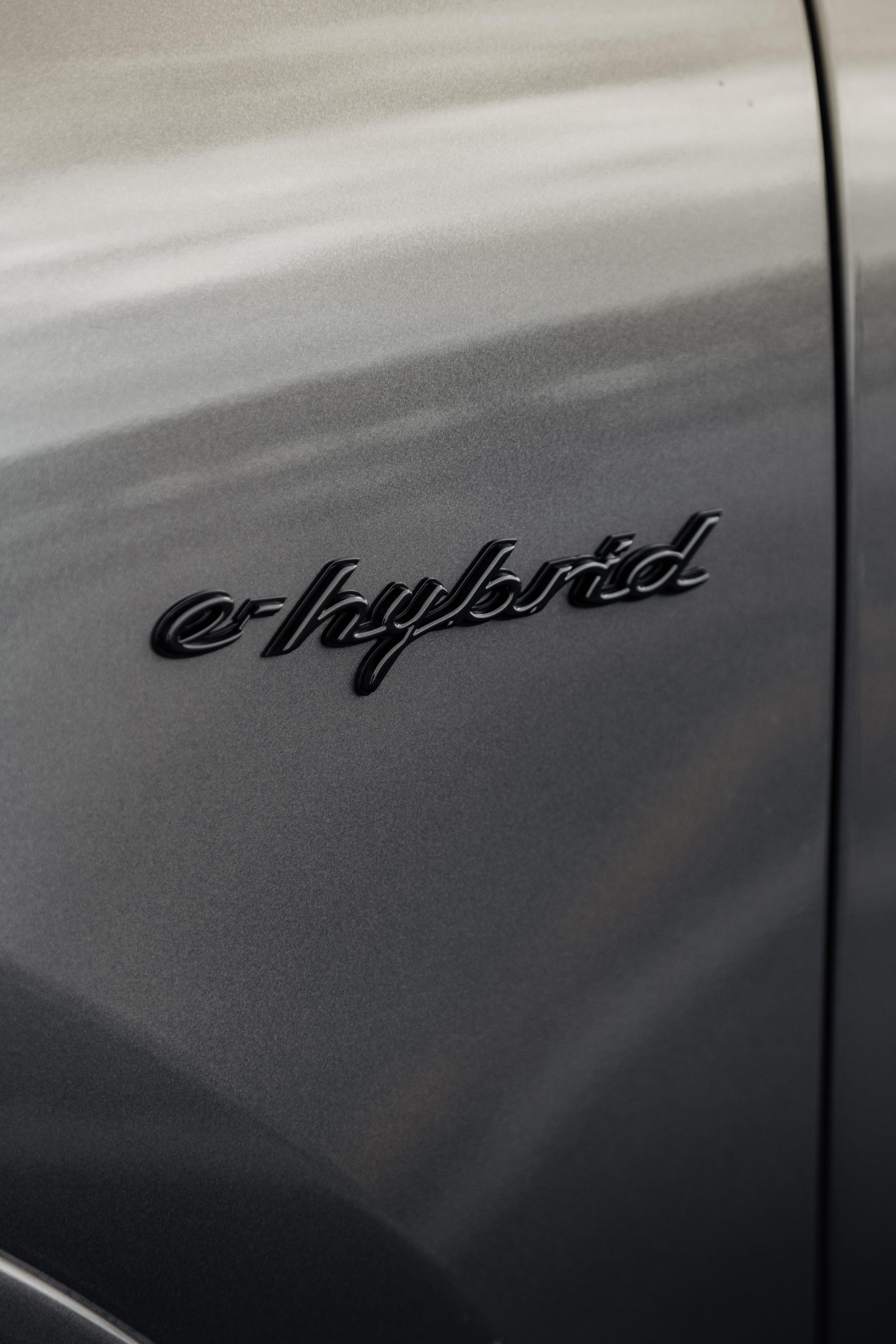Porsche Cayenne E-hybrid. Photographe de voitures à Paris — Vitalii Motruk