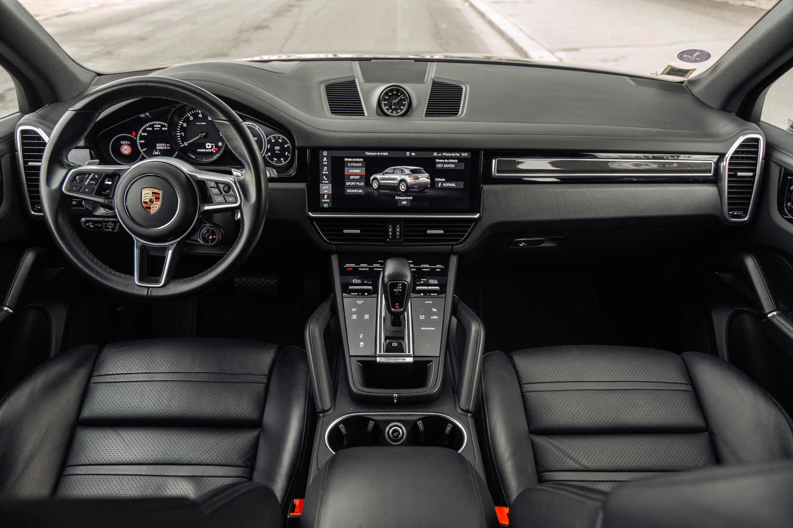 Porsche Cayenne E-hybrid. Photographe de voitures à Paris — Vitalii Motruk