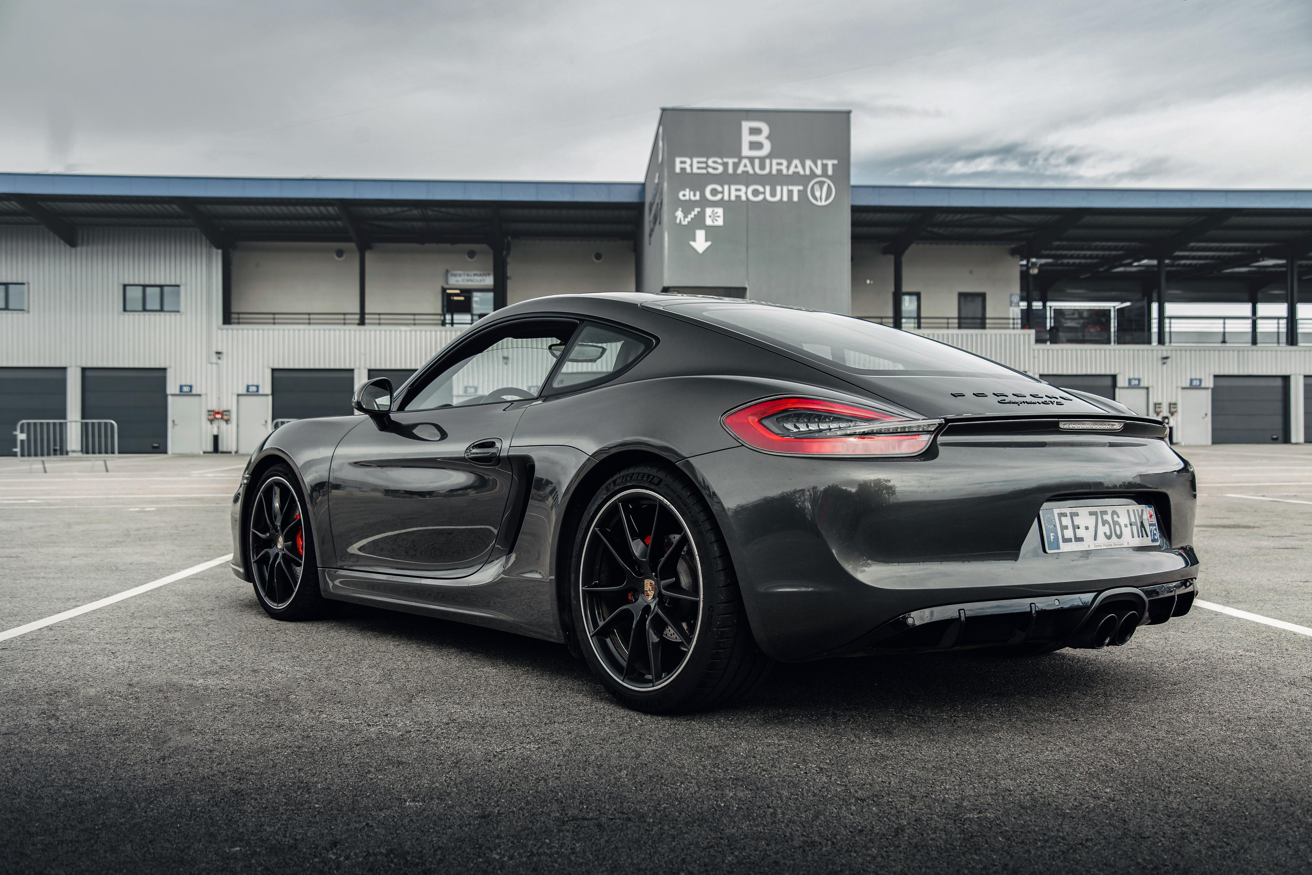 Porsche Cayman. Photographe de voitures à Paris — Vitalii Motruk