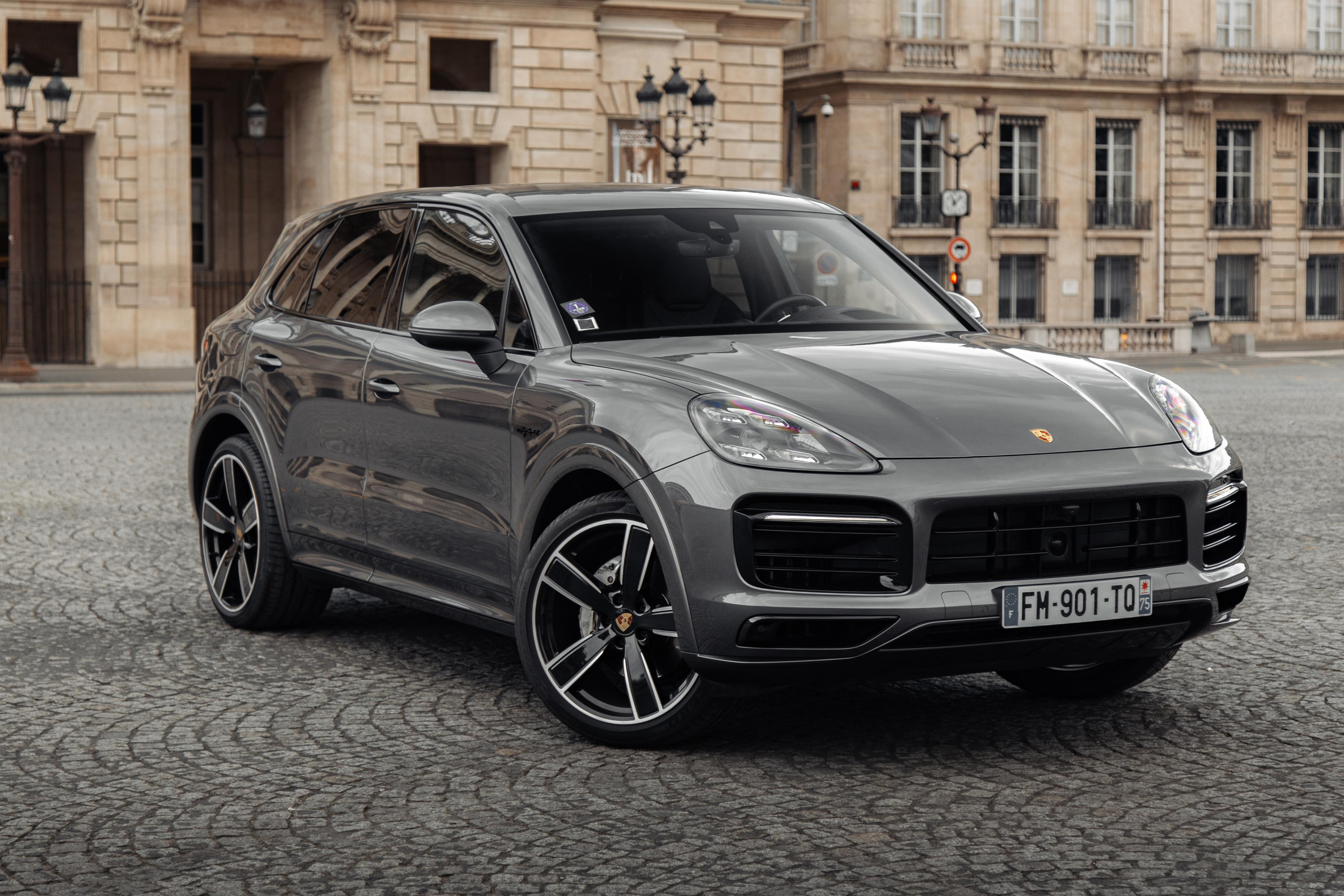 Porsche Cayenne E-hybrid. Photographe de voitures à Paris — Vitalii Motruk